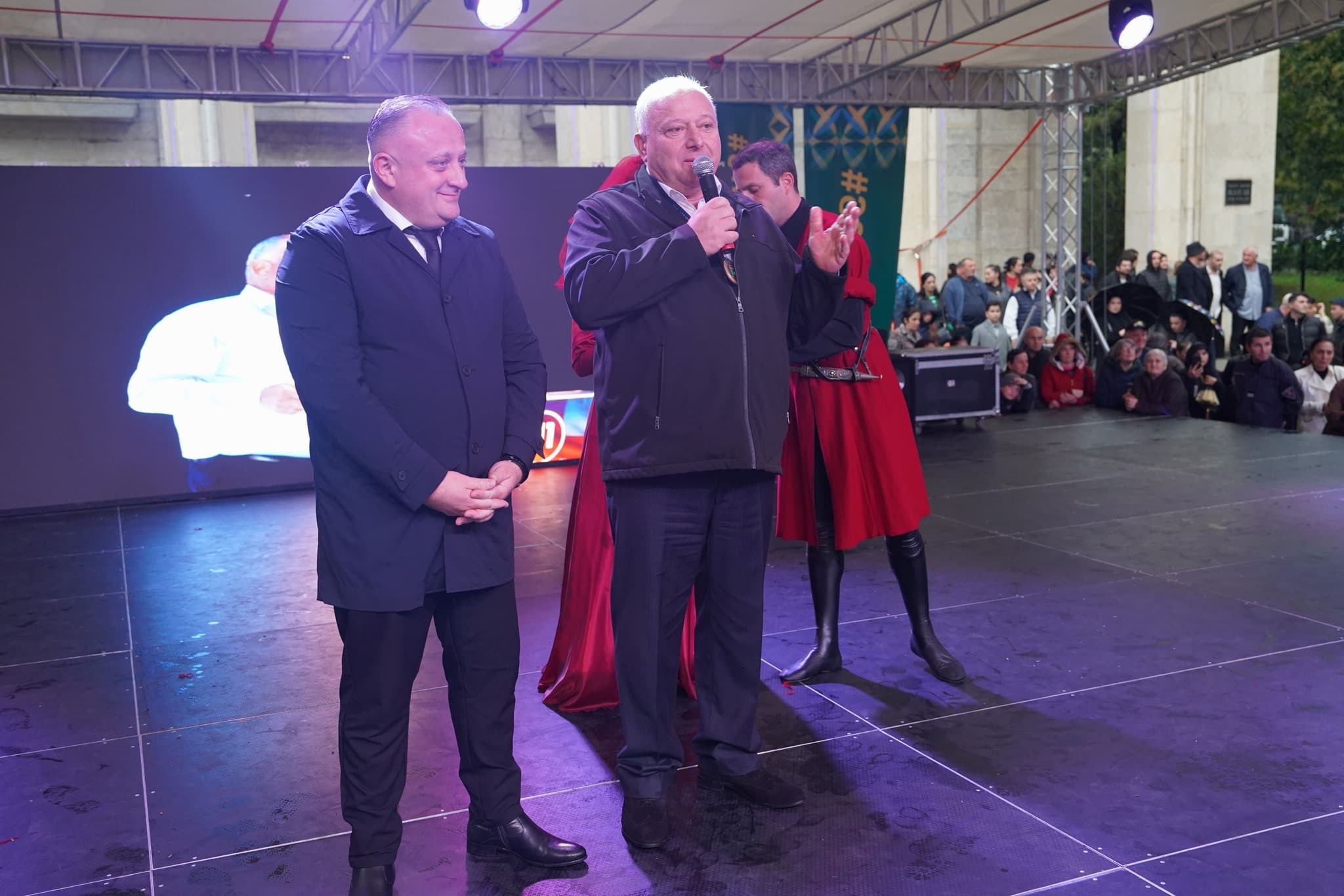 <p style="text-align: justify">ჭიათურის მუნიციპალიტეტის მერმა გივი მოდებაძემ ჭიათურის საპატიო მოქალაქეები დააჯილდოვა. </p><p style="text-align: justify">დაჯილდოების ცერემონიაზე, რომელიც ტრადიციული სახალხო დღესასწაულის "ჭიათურობა 2025“-ის ფარგლებში გაიმართა, მერმა საპატიო მოქალაქეების ტიტულის მფლობელებს მუნიციპალიტეტის განვითარებაში შეტანილი წვლილისთვის მადლობა გადაუხადა. </p><p style="text-align: justify">2025 წელს ჭიათურის საპატიო მოქალაქეები გახდნენ:</p><p style="text-align: justify"><strong>პაატა კვიჟინაძე</strong> – საქართველოს XI მოწვევის პარლამენტის წევრი, საჩხერის, ჭიათურისა და ხარაგაულის მუნიციპალიტეტების დელეგატი, პარლამენტის საფინანსო-საბიუჯეტო კომიტეტის თავმჯდომარე;</p><p style="text-align: justify"><strong>ილო ლაბაძე</strong> – სოფლის მეურნეობის დამსახურებული მუშაკი;</p><p style="text-align: justify"><strong>თინა ბიწაძე</strong> – ღვაწლმოსილი ჟურნალისტი;</p><p style="text-align: justify"><strong>მარინა ფიფია</strong> – ექიმი მეან-გინეკოლოგი;</p><p style="text-align: justify"><strong>კუკური მოდებაძე</strong> – ჭიათურის აკაკი წერეთლის სახელობის სახელმწიფო პროფესიული თეატრის შუქის მხატვარი.</p><p style="text-align: justify">საპატიო მოქალაქის დაჯილდოებასთან ერთად, "ჭიათურობა 2025“ მრავალფეროვანი კულტურული, შემეცნებითი და გასართობი ღონისძიებებით აღინიშნა. მოეწყო შემეცნებით-გასართობი და საგამოფენო სივრცეები, პერფორმანსები, თეატრალიზებული წარმოდგენები, კულტურული და სპორტული აქტივობები.</p><p style="text-align: justify">სახალხო დღესასწაულის აღნიშვნა კონცერტით დასრულდა, რომელშიც ადგილობრივი შემოქმედებითი ანსამბლები და მუსიკალური ჯგუფი "ურსა“ მონაწილეობდნენ.</p>