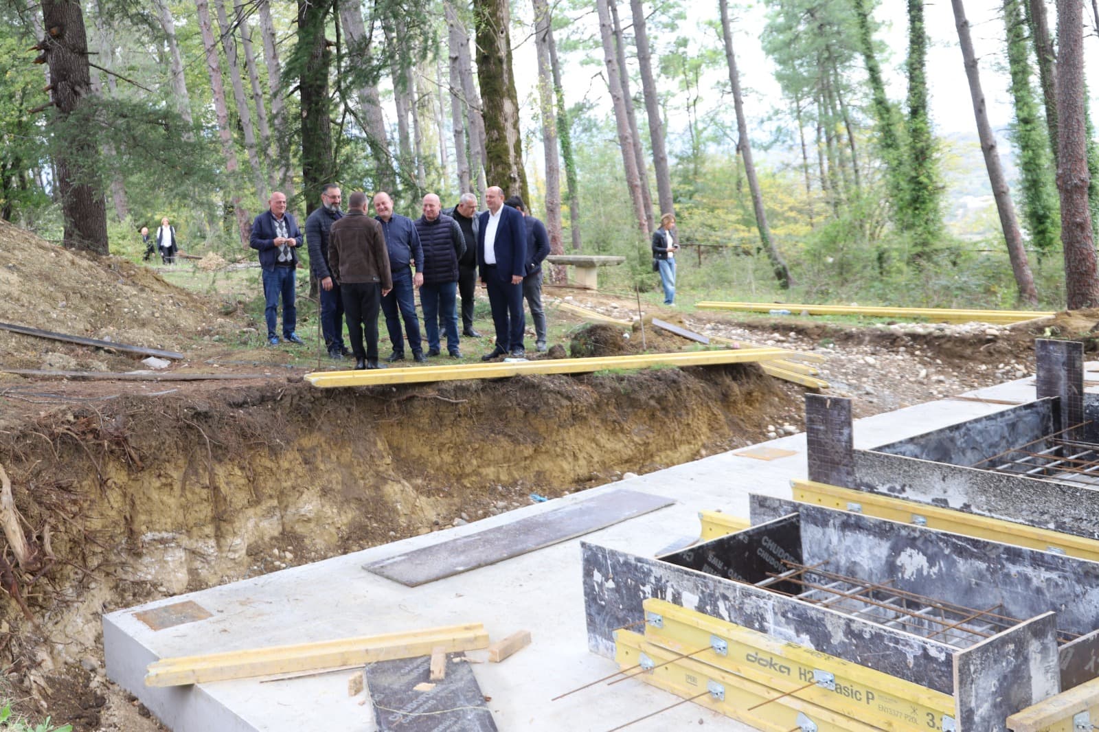 <p style="text-align: justify">თერჯოლის მუნიციპალიტეტის მერმა მანუჩარ რობაქიძემ, ინფრასტრუქტურის განვითარების მინისტრ რევაზ სოხაძესთან ერთად თერჯოლაში მიმდინარე ინფრასტრუქტურული პროექტები დაათვალიერა. </p><p style="text-align: justify">მუნიციპალიტეტის მერი ინფრასტრუქტურის მინისტრთან ერთად ქ. თერჯოლის #1 საჯარო სკოლისა და ქ. თერჯოლის წყალმომარაგების სისტემის</p><p style="text-align: justify">სარეაბილიტაციო სამუშაოებს ადგილზე გაეცნო. ხელმძღვანელმა პირებმა ყურადღება გაამახვილეს პროექტების კანონით გათვალისწინებულ ვადებში სამუშაოების ხარისხიანად შესრულებაზე და კონტრაქტორ კომპანიებს გარკვეული მითითებები მისცეს.</p>