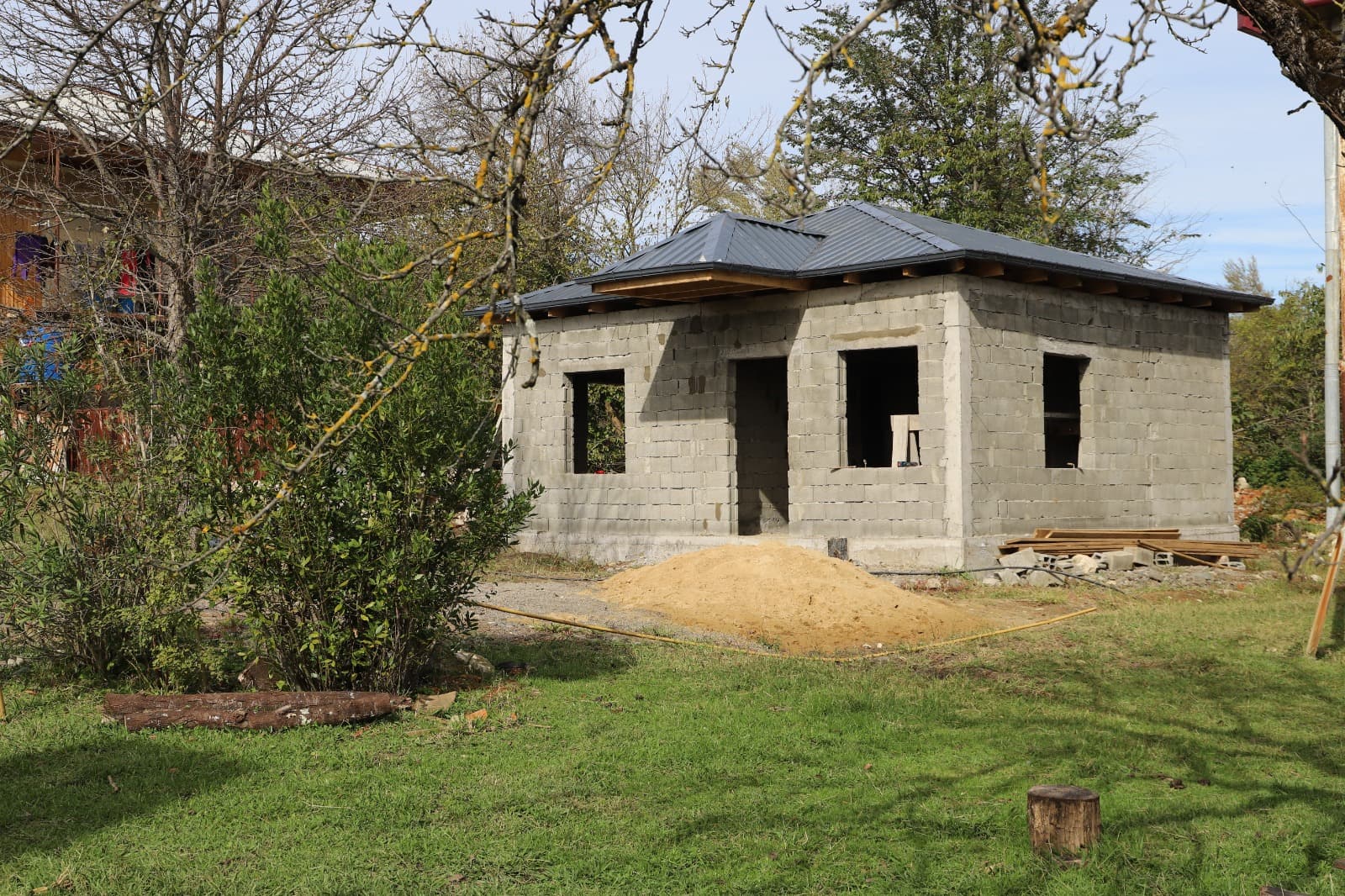 <p style="text-align: justify">თერჯოლის მუნიციპალიტეტის მერი მანუჩარ რობაქიძე, იმერეთში სახელმწიფო რწმუნებულთან ლევან ზალკალიანთან და საკრებულოს თავმჯდომარე გიორგი ბარათაშვილთან ერთად, სოციალურად დაუცველი ოჯახებისთვის საცხოვრებელი სახლების მშენებლობის პროცესს გაეცნო.</p><p style="text-align: justify">ახალი საცხოვრებელი სახლი მუნიციპალიტეტში მცხოვრებ 9 უსახლკარო, სოციალურად დაუცველ ოჯახს გადაეცემა. </p><p style="text-align: justify">მუნიციპალიტეტის მერიის ინფორმაციით, სოციალურად დაუცველი ოჯახების დახმარებისა და გაძლიერების მიზნით, აღნიშნული პროგრამის ფარგლებში ადგილობრივი ბიუჯეტიდან 400 000 ლარია გამოყოფილი.</p><p style="text-align: justify">სოციალური პროგრამა, რომელიც თერჯოლის მუნიციპალიტეტში 2019 წლიდან ხორციელდება, ითვალისწინებს ინდივიდუალური სახლების მშენებლობას, ან შეძენას მძიმე საყოფაცხოვრებო პირობების მქონე სოციალურად დაუცველი პირებისთვის, რომელთა სახლები დაზიანების მასშტაბის გამო დემონტაჟს ექვემდებარება.</p><p style="text-align: justify">პროგრამის ფარგლებში ახალი საცხოვრებელი სახლი უკვე 50 ოჯახს გადაეცა.</p>