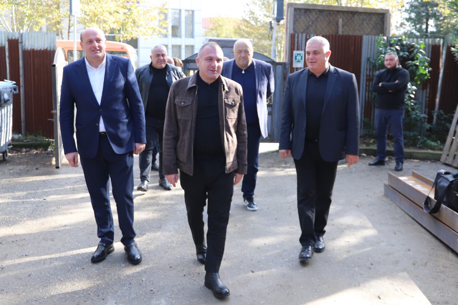 <p style="text-align: justify">თერჯოლის მუნიციპალიტეტის მერმა მანუჩარ რობაქიძემ, ინფრასტრუქტურის განვითარების მინისტრ რევაზ სოხაძესთან ერთად თერჯოლაში მიმდინარე ინფრასტრუქტურული პროექტები დაათვალიერა. </p><p style="text-align: justify">მუნიციპალიტეტის მერი ინფრასტრუქტურის მინისტრთან ერთად ქ. თერჯოლის #1 საჯარო სკოლისა და ქ. თერჯოლის წყალმომარაგების სისტემის</p><p style="text-align: justify">სარეაბილიტაციო სამუშაოებს ადგილზე გაეცნო. ხელმძღვანელმა პირებმა ყურადღება გაამახვილეს პროექტების კანონით გათვალისწინებულ ვადებში სამუშაოების ხარისხიანად შესრულებაზე და კონტრაქტორ კომპანიებს გარკვეული მითითებები მისცეს.</p>