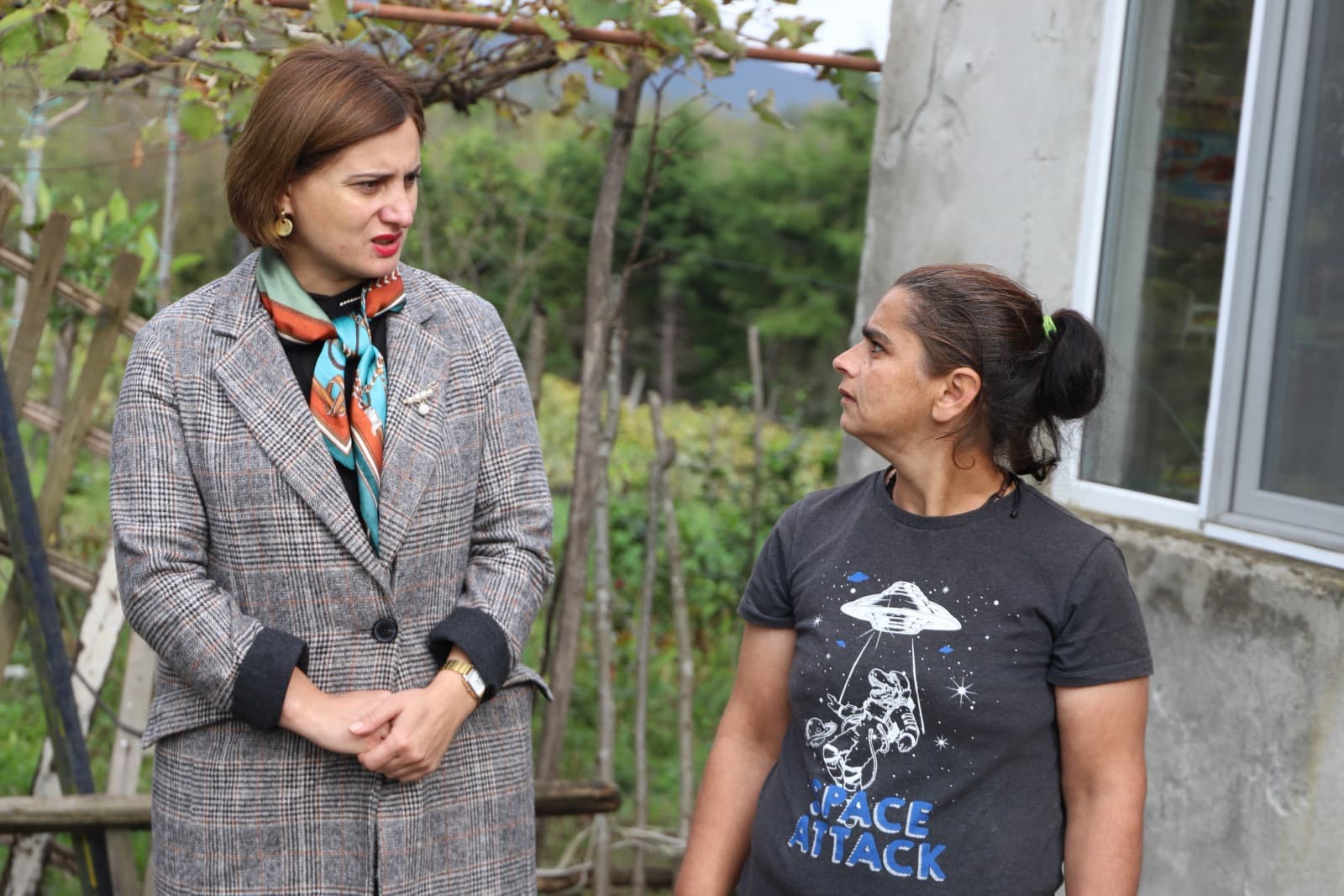 <p style="text-align: justify">თერჯოლის მუნიციპალიტეტის მერმა მრავალშვილიან ოჯახებს საყოფაცხოვრებო ნივთები გადასცა.</p><p style="text-align: justify">მანუჩარ რობაქიძემ სოციალური დახმარების ბენეფიციარი ოჯახები საკრებულოს თავმჯდომარე გიორგი ბარათაშვილთან ერთად მოინახულა.</p><p style="text-align: justify">მუნიციპალიტეტის მერიის ინფორმაციით, სოციალური აქცია მერიის ბავშვთა დაცვისა და მხარდაჭერის განყოფილების ორგანიზებით განხორციელდა. </p><p style="text-align: justify">თერჯოლის მერის ინიციატივით, მსგავსი ტიპის აქციები ბავშვიანი ოჯახების მხარდაჭერის პროგრამის ფარგლებში ინტენსიურად ეწყობა და მოქალაქეების საცხოვრებელი პირობების გაუმჯობესებას ისახავს მიზნად.</p><p style="text-align: justify">მუნიციპალიტეტში აღნიშნული პროგრამა უკვე მესამე წელია, მოქმედებს და ამ დრომდე დახმარება 71-მა ოჯახმა მიიღო.</p>