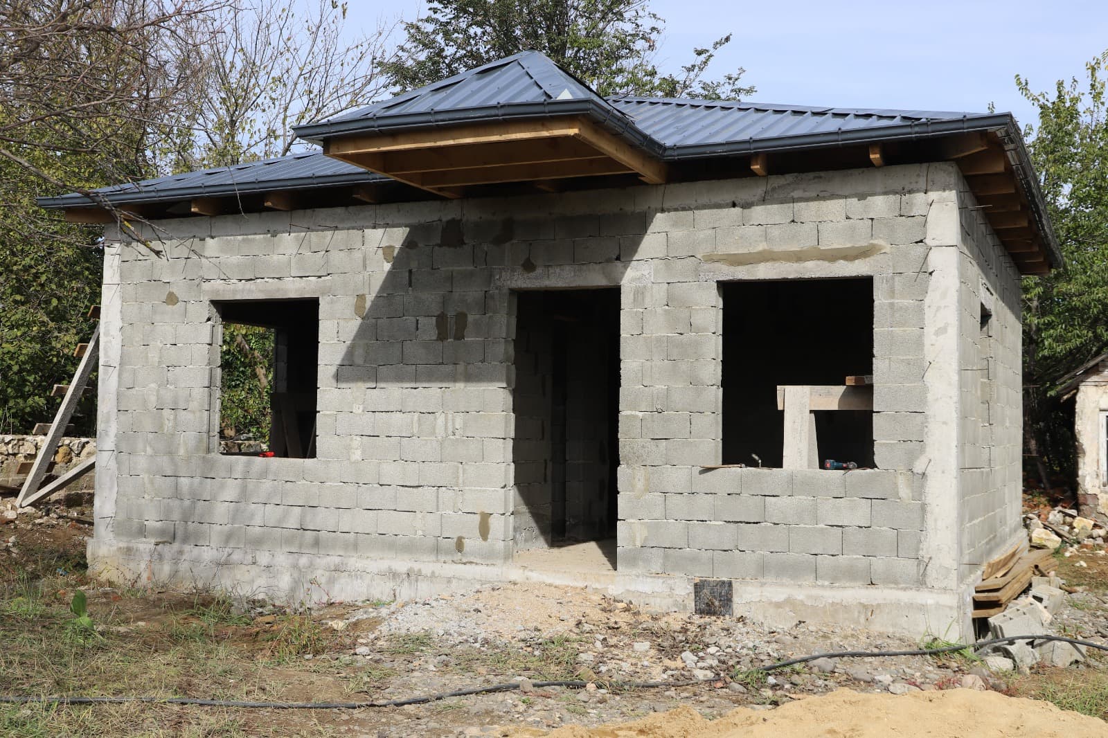 <p style="text-align: justify">თერჯოლის მუნიციპალიტეტის მერი მანუჩარ რობაქიძე, იმერეთში სახელმწიფო რწმუნებულთან ლევან ზალკალიანთან და საკრებულოს თავმჯდომარე გიორგი ბარათაშვილთან ერთად, სოციალურად დაუცველი ოჯახებისთვის საცხოვრებელი სახლების მშენებლობის პროცესს გაეცნო.</p><p style="text-align: justify">ახალი საცხოვრებელი სახლი მუნიციპალიტეტში მცხოვრებ 9 უსახლკარო, სოციალურად დაუცველ ოჯახს გადაეცემა. </p><p style="text-align: justify">მუნიციპალიტეტის მერიის ინფორმაციით, სოციალურად დაუცველი ოჯახების დახმარებისა და გაძლიერების მიზნით, აღნიშნული პროგრამის ფარგლებში ადგილობრივი ბიუჯეტიდან 400 000 ლარია გამოყოფილი.</p><p style="text-align: justify">სოციალური პროგრამა, რომელიც თერჯოლის მუნიციპალიტეტში 2019 წლიდან ხორციელდება, ითვალისწინებს ინდივიდუალური სახლების მშენებლობას, ან შეძენას მძიმე საყოფაცხოვრებო პირობების მქონე სოციალურად დაუცველი პირებისთვის, რომელთა სახლები დაზიანების მასშტაბის გამო დემონტაჟს ექვემდებარება.</p><p style="text-align: justify">პროგრამის ფარგლებში ახალი საცხოვრებელი სახლი უკვე 50 ოჯახს გადაეცა.</p>