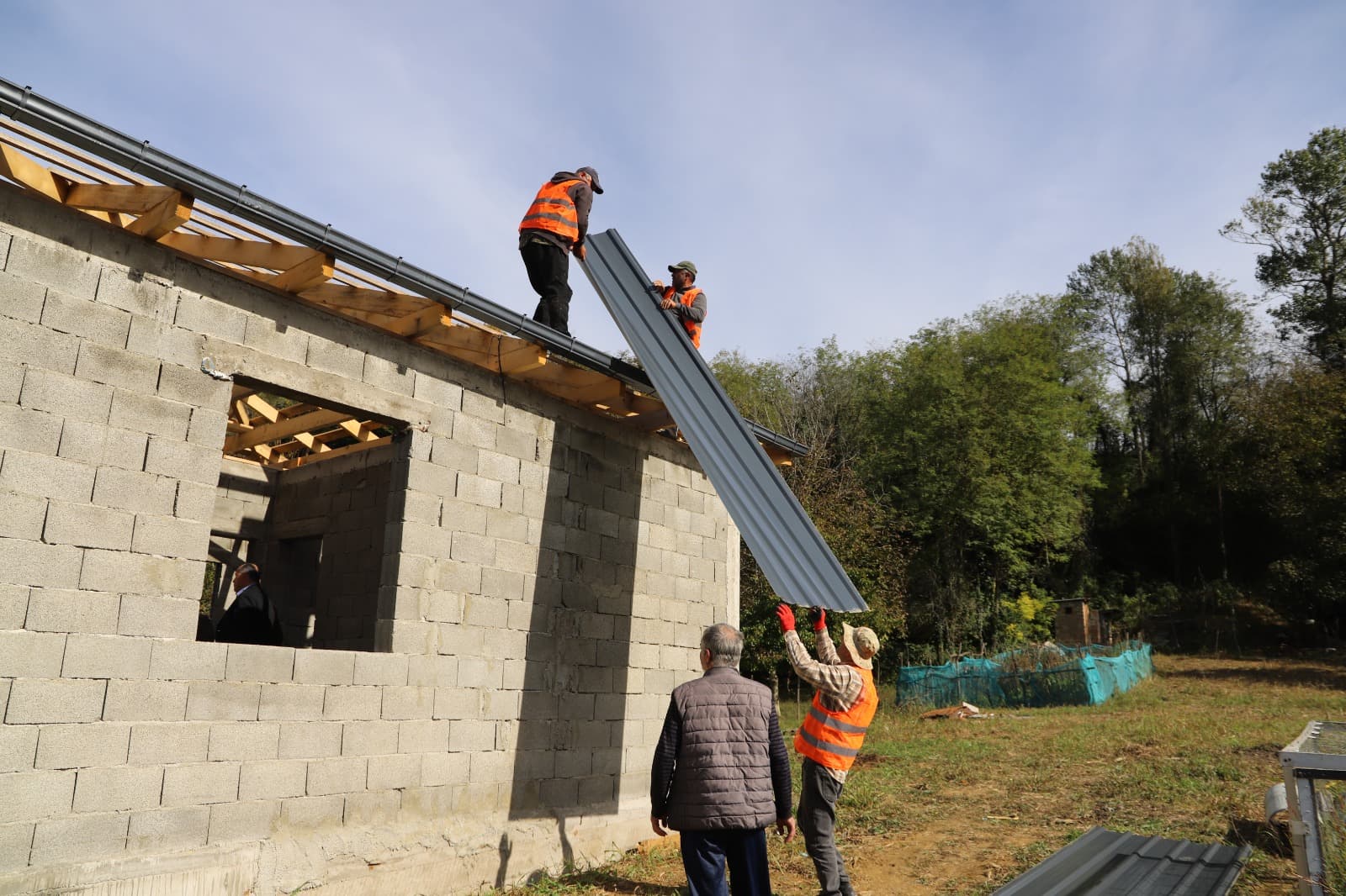 <p style="text-align: justify">თერჯოლის მუნიციპალიტეტის მერი მანუჩარ რობაქიძე, იმერეთში სახელმწიფო რწმუნებულთან ლევან ზალკალიანთან და საკრებულოს თავმჯდომარე გიორგი ბარათაშვილთან ერთად, სოციალურად დაუცველი ოჯახებისთვის საცხოვრებელი სახლების მშენებლობის პროცესს გაეცნო.</p><p style="text-align: justify">ახალი საცხოვრებელი სახლი მუნიციპალიტეტში მცხოვრებ 9 უსახლკარო, სოციალურად დაუცველ ოჯახს გადაეცემა. </p><p style="text-align: justify">მუნიციპალიტეტის მერიის ინფორმაციით, სოციალურად დაუცველი ოჯახების დახმარებისა და გაძლიერების მიზნით, აღნიშნული პროგრამის ფარგლებში ადგილობრივი ბიუჯეტიდან 400 000 ლარია გამოყოფილი.</p><p style="text-align: justify">სოციალური პროგრამა, რომელიც თერჯოლის მუნიციპალიტეტში 2019 წლიდან ხორციელდება, ითვალისწინებს ინდივიდუალური სახლების მშენებლობას, ან შეძენას მძიმე საყოფაცხოვრებო პირობების მქონე სოციალურად დაუცველი პირებისთვის, რომელთა სახლები დაზიანების მასშტაბის გამო დემონტაჟს ექვემდებარება.</p><p style="text-align: justify">პროგრამის ფარგლებში ახალი საცხოვრებელი სახლი უკვე 50 ოჯახს გადაეცა.</p>