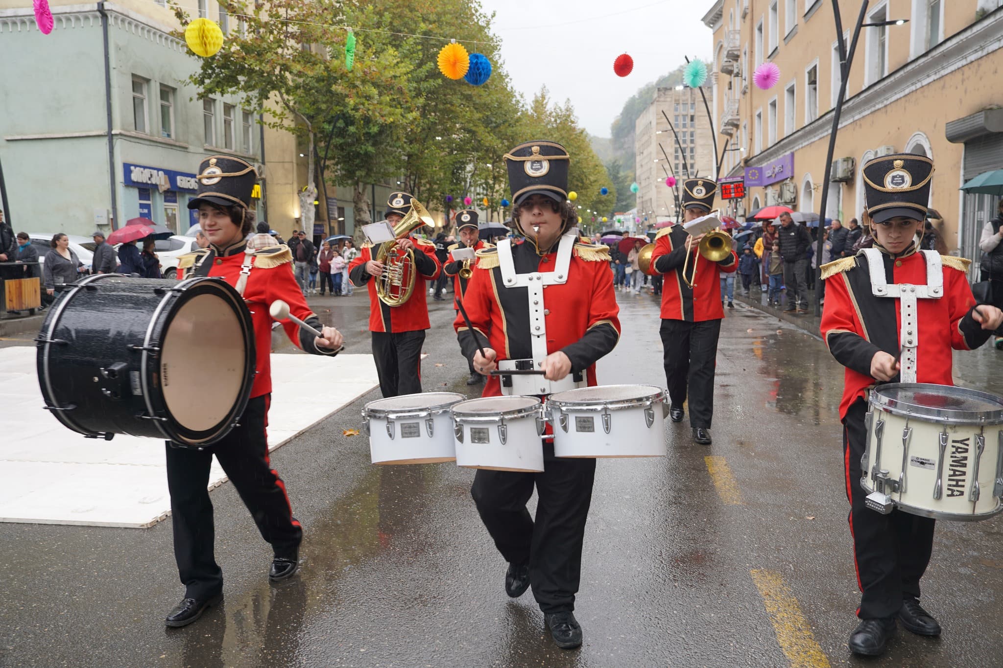 <p style="text-align: justify">ჭიათურის მუნიციპალიტეტის მერმა გივი მოდებაძემ ჭიათურის საპატიო მოქალაქეები დააჯილდოვა. </p><p style="text-align: justify">დაჯილდოების ცერემონიაზე, რომელიც ტრადიციული სახალხო დღესასწაულის "ჭიათურობა 2025“-ის ფარგლებში გაიმართა, მერმა საპატიო მოქალაქეების ტიტულის მფლობელებს მუნიციპალიტეტის განვითარებაში შეტანილი წვლილისთვის მადლობა გადაუხადა. </p><p style="text-align: justify">2025 წელს ჭიათურის საპატიო მოქალაქეები გახდნენ:</p><p style="text-align: justify"><strong>პაატა კვიჟინაძე</strong> – საქართველოს XI მოწვევის პარლამენტის წევრი, საჩხერის, ჭიათურისა და ხარაგაულის მუნიციპალიტეტების დელეგატი, პარლამენტის საფინანსო-საბიუჯეტო კომიტეტის თავმჯდომარე;</p><p style="text-align: justify"><strong>ილო ლაბაძე</strong> – სოფლის მეურნეობის დამსახურებული მუშაკი;</p><p style="text-align: justify"><strong>თინა ბიწაძე</strong> – ღვაწლმოსილი ჟურნალისტი;</p><p style="text-align: justify"><strong>მარინა ფიფია</strong> – ექიმი მეან-გინეკოლოგი;</p><p style="text-align: justify"><strong>კუკური მოდებაძე</strong> – ჭიათურის აკაკი წერეთლის სახელობის სახელმწიფო პროფესიული თეატრის შუქის მხატვარი.</p><p style="text-align: justify">საპატიო მოქალაქის დაჯილდოებასთან ერთად, "ჭიათურობა 2025“ მრავალფეროვანი კულტურული, შემეცნებითი და გასართობი ღონისძიებებით აღინიშნა. მოეწყო შემეცნებით-გასართობი და საგამოფენო სივრცეები, პერფორმანსები, თეატრალიზებული წარმოდგენები, კულტურული და სპორტული აქტივობები.</p><p style="text-align: justify">სახალხო დღესასწაულის აღნიშვნა კონცერტით დასრულდა, რომელშიც ადგილობრივი შემოქმედებითი ანსამბლები და მუსიკალური ჯგუფი "ურსა“ მონაწილეობდნენ.</p>