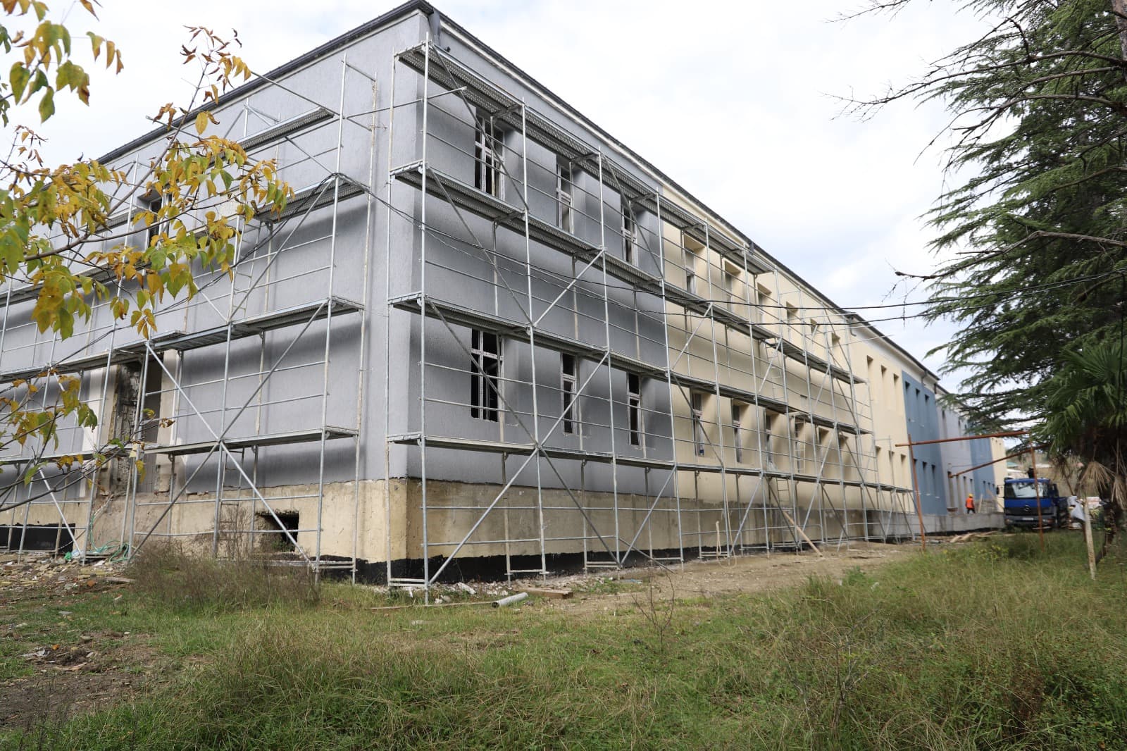 <p style="text-align: justify">თერჯოლის მუნიციპალიტეტის მერმა მანუჩარ რობაქიძემ, ინფრასტრუქტურის განვითარების მინისტრ რევაზ სოხაძესთან ერთად თერჯოლაში მიმდინარე ინფრასტრუქტურული პროექტები დაათვალიერა. </p><p style="text-align: justify">მუნიციპალიტეტის მერი ინფრასტრუქტურის მინისტრთან ერთად ქ. თერჯოლის #1 საჯარო სკოლისა და ქ. თერჯოლის წყალმომარაგების სისტემის</p><p style="text-align: justify">სარეაბილიტაციო სამუშაოებს ადგილზე გაეცნო. ხელმძღვანელმა პირებმა ყურადღება გაამახვილეს პროექტების კანონით გათვალისწინებულ ვადებში სამუშაოების ხარისხიანად შესრულებაზე და კონტრაქტორ კომპანიებს გარკვეული მითითებები მისცეს.</p>