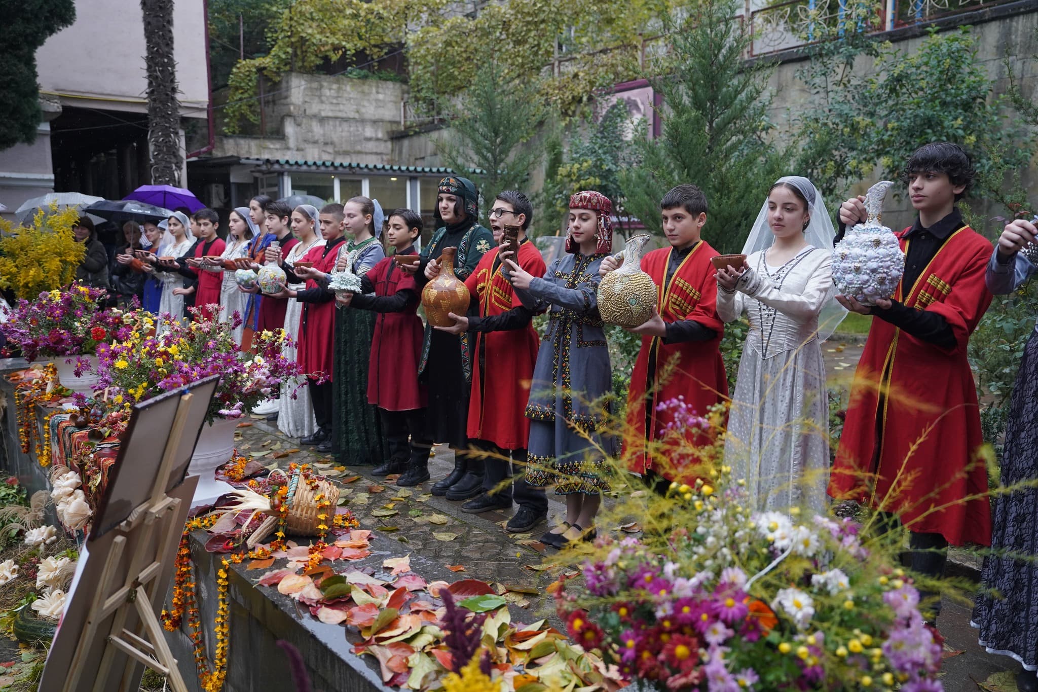 <p style="text-align: justify">ჭიათურის მუნიციპალიტეტის მერმა გივი მოდებაძემ ჭიათურის საპატიო მოქალაქეები დააჯილდოვა. </p><p style="text-align: justify">დაჯილდოების ცერემონიაზე, რომელიც ტრადიციული სახალხო დღესასწაულის "ჭიათურობა 2025“-ის ფარგლებში გაიმართა, მერმა საპატიო მოქალაქეების ტიტულის მფლობელებს მუნიციპალიტეტის განვითარებაში შეტანილი წვლილისთვის მადლობა გადაუხადა. </p><p style="text-align: justify">2025 წელს ჭიათურის საპატიო მოქალაქეები გახდნენ:</p><p style="text-align: justify"><strong>პაატა კვიჟინაძე</strong> – საქართველოს XI მოწვევის პარლამენტის წევრი, საჩხერის, ჭიათურისა და ხარაგაულის მუნიციპალიტეტების დელეგატი, პარლამენტის საფინანსო-საბიუჯეტო კომიტეტის თავმჯდომარე;</p><p style="text-align: justify"><strong>ილო ლაბაძე</strong> – სოფლის მეურნეობის დამსახურებული მუშაკი;</p><p style="text-align: justify"><strong>თინა ბიწაძე</strong> – ღვაწლმოსილი ჟურნალისტი;</p><p style="text-align: justify"><strong>მარინა ფიფია</strong> – ექიმი მეან-გინეკოლოგი;</p><p style="text-align: justify"><strong>კუკური მოდებაძე</strong> – ჭიათურის აკაკი წერეთლის სახელობის სახელმწიფო პროფესიული თეატრის შუქის მხატვარი.</p><p style="text-align: justify">საპატიო მოქალაქის დაჯილდოებასთან ერთად, "ჭიათურობა 2025“ მრავალფეროვანი კულტურული, შემეცნებითი და გასართობი ღონისძიებებით აღინიშნა. მოეწყო შემეცნებით-გასართობი და საგამოფენო სივრცეები, პერფორმანსები, თეატრალიზებული წარმოდგენები, კულტურული და სპორტული აქტივობები.</p><p style="text-align: justify">სახალხო დღესასწაულის აღნიშვნა კონცერტით დასრულდა, რომელშიც ადგილობრივი შემოქმედებითი ანსამბლები და მუსიკალური ჯგუფი "ურსა“ მონაწილეობდნენ.</p>