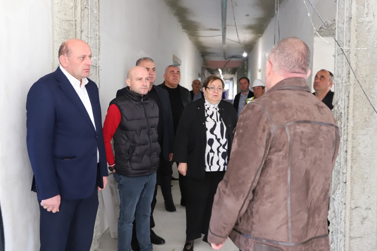 <p style="text-align: justify">თერჯოლის მუნიციპალიტეტის მერმა მანუჩარ რობაქიძემ, ინფრასტრუქტურის განვითარების მინისტრ რევაზ სოხაძესთან ერთად თერჯოლაში მიმდინარე ინფრასტრუქტურული პროექტები დაათვალიერა. </p><p style="text-align: justify">მუნიციპალიტეტის მერი ინფრასტრუქტურის მინისტრთან ერთად ქ. თერჯოლის #1 საჯარო სკოლისა და ქ. თერჯოლის წყალმომარაგების სისტემის</p><p style="text-align: justify">სარეაბილიტაციო სამუშაოებს ადგილზე გაეცნო. ხელმძღვანელმა პირებმა ყურადღება გაამახვილეს პროექტების კანონით გათვალისწინებულ ვადებში სამუშაოების ხარისხიანად შესრულებაზე და კონტრაქტორ კომპანიებს გარკვეული მითითებები მისცეს.</p>