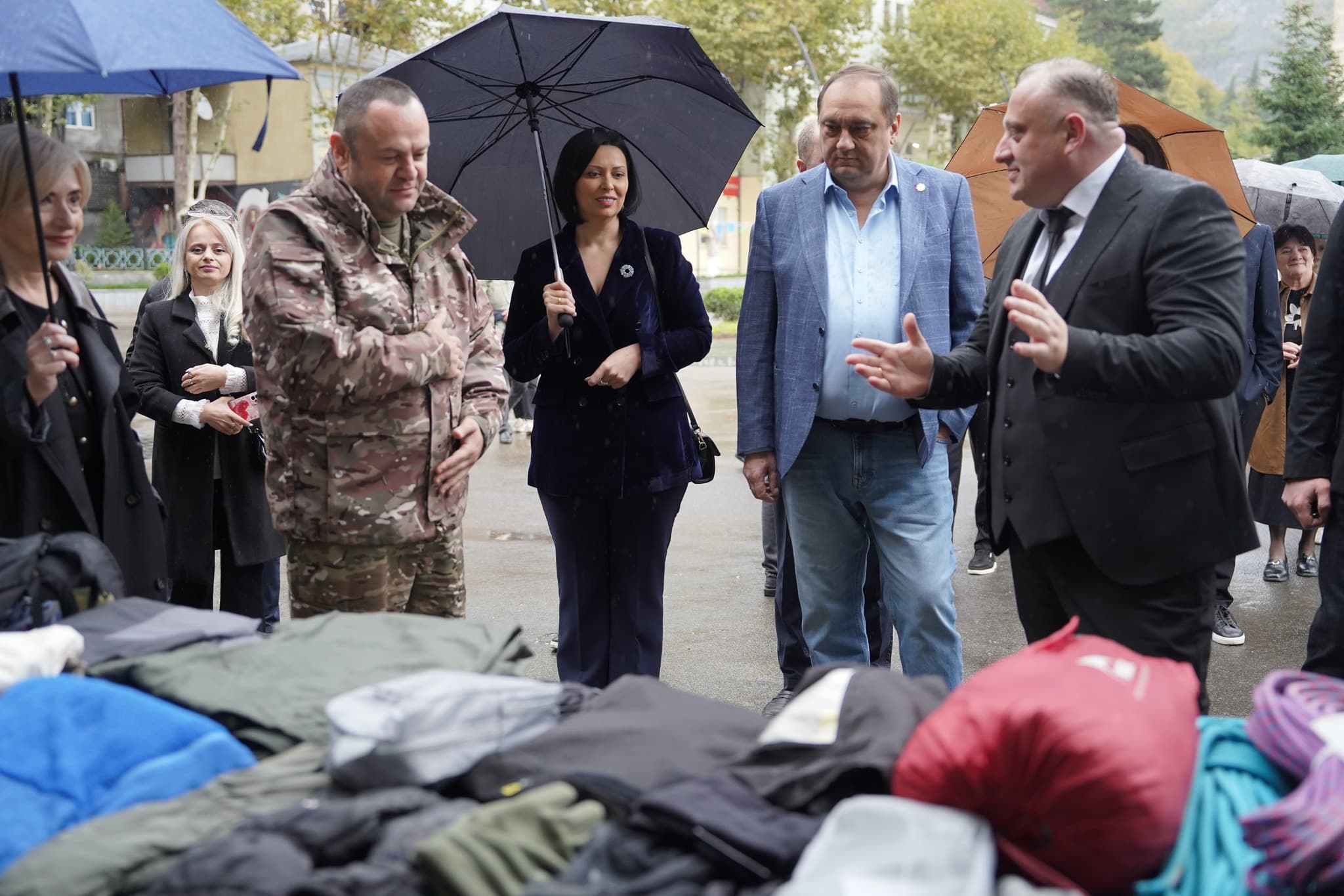 <p style="text-align: justify">ჭიათურის მუნიციპალიტეტის მერმა გივი მოდებაძემ ჭიათურის საპატიო მოქალაქეები დააჯილდოვა. </p><p style="text-align: justify">დაჯილდოების ცერემონიაზე, რომელიც ტრადიციული სახალხო დღესასწაულის "ჭიათურობა 2025“-ის ფარგლებში გაიმართა, მერმა საპატიო მოქალაქეების ტიტულის მფლობელებს მუნიციპალიტეტის განვითარებაში შეტანილი წვლილისთვის მადლობა გადაუხადა. </p><p style="text-align: justify">2025 წელს ჭიათურის საპატიო მოქალაქეები გახდნენ:</p><p style="text-align: justify"><strong>პაატა კვიჟინაძე</strong> – საქართველოს XI მოწვევის პარლამენტის წევრი, საჩხერის, ჭიათურისა და ხარაგაულის მუნიციპალიტეტების დელეგატი, პარლამენტის საფინანსო-საბიუჯეტო კომიტეტის თავმჯდომარე;</p><p style="text-align: justify"><strong>ილო ლაბაძე</strong> – სოფლის მეურნეობის დამსახურებული მუშაკი;</p><p style="text-align: justify"><strong>თინა ბიწაძე</strong> – ღვაწლმოსილი ჟურნალისტი;</p><p style="text-align: justify"><strong>მარინა ფიფია</strong> – ექიმი მეან-გინეკოლოგი;</p><p style="text-align: justify"><strong>კუკური მოდებაძე</strong> – ჭიათურის აკაკი წერეთლის სახელობის სახელმწიფო პროფესიული თეატრის შუქის მხატვარი.</p><p style="text-align: justify">საპატიო მოქალაქის დაჯილდოებასთან ერთად, "ჭიათურობა 2025“ მრავალფეროვანი კულტურული, შემეცნებითი და გასართობი ღონისძიებებით აღინიშნა. მოეწყო შემეცნებით-გასართობი და საგამოფენო სივრცეები, პერფორმანსები, თეატრალიზებული წარმოდგენები, კულტურული და სპორტული აქტივობები.</p><p style="text-align: justify">სახალხო დღესასწაულის აღნიშვნა კონცერტით დასრულდა, რომელშიც ადგილობრივი შემოქმედებითი ანსამბლები და მუსიკალური ჯგუფი "ურსა“ მონაწილეობდნენ.</p>