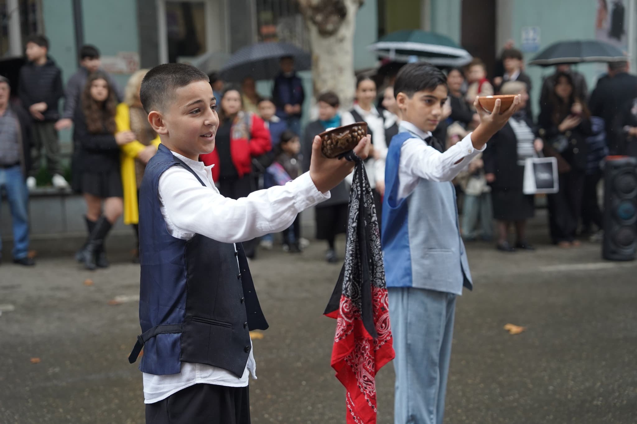 <p style="text-align: justify">ჭიათურის მუნიციპალიტეტის მერმა გივი მოდებაძემ ჭიათურის საპატიო მოქალაქეები დააჯილდოვა. </p><p style="text-align: justify">დაჯილდოების ცერემონიაზე, რომელიც ტრადიციული სახალხო დღესასწაულის "ჭიათურობა 2025“-ის ფარგლებში გაიმართა, მერმა საპატიო მოქალაქეების ტიტულის მფლობელებს მუნიციპალიტეტის განვითარებაში შეტანილი წვლილისთვის მადლობა გადაუხადა. </p><p style="text-align: justify">2025 წელს ჭიათურის საპატიო მოქალაქეები გახდნენ:</p><p style="text-align: justify"><strong>პაატა კვიჟინაძე</strong> – საქართველოს XI მოწვევის პარლამენტის წევრი, საჩხერის, ჭიათურისა და ხარაგაულის მუნიციპალიტეტების დელეგატი, პარლამენტის საფინანსო-საბიუჯეტო კომიტეტის თავმჯდომარე;</p><p style="text-align: justify"><strong>ილო ლაბაძე</strong> – სოფლის მეურნეობის დამსახურებული მუშაკი;</p><p style="text-align: justify"><strong>თინა ბიწაძე</strong> – ღვაწლმოსილი ჟურნალისტი;</p><p style="text-align: justify"><strong>მარინა ფიფია</strong> – ექიმი მეან-გინეკოლოგი;</p><p style="text-align: justify"><strong>კუკური მოდებაძე</strong> – ჭიათურის აკაკი წერეთლის სახელობის სახელმწიფო პროფესიული თეატრის შუქის მხატვარი.</p><p style="text-align: justify">საპატიო მოქალაქის დაჯილდოებასთან ერთად, "ჭიათურობა 2025“ მრავალფეროვანი კულტურული, შემეცნებითი და გასართობი ღონისძიებებით აღინიშნა. მოეწყო შემეცნებით-გასართობი და საგამოფენო სივრცეები, პერფორმანსები, თეატრალიზებული წარმოდგენები, კულტურული და სპორტული აქტივობები.</p><p style="text-align: justify">სახალხო დღესასწაულის აღნიშვნა კონცერტით დასრულდა, რომელშიც ადგილობრივი შემოქმედებითი ანსამბლები და მუსიკალური ჯგუფი "ურსა“ მონაწილეობდნენ.</p>