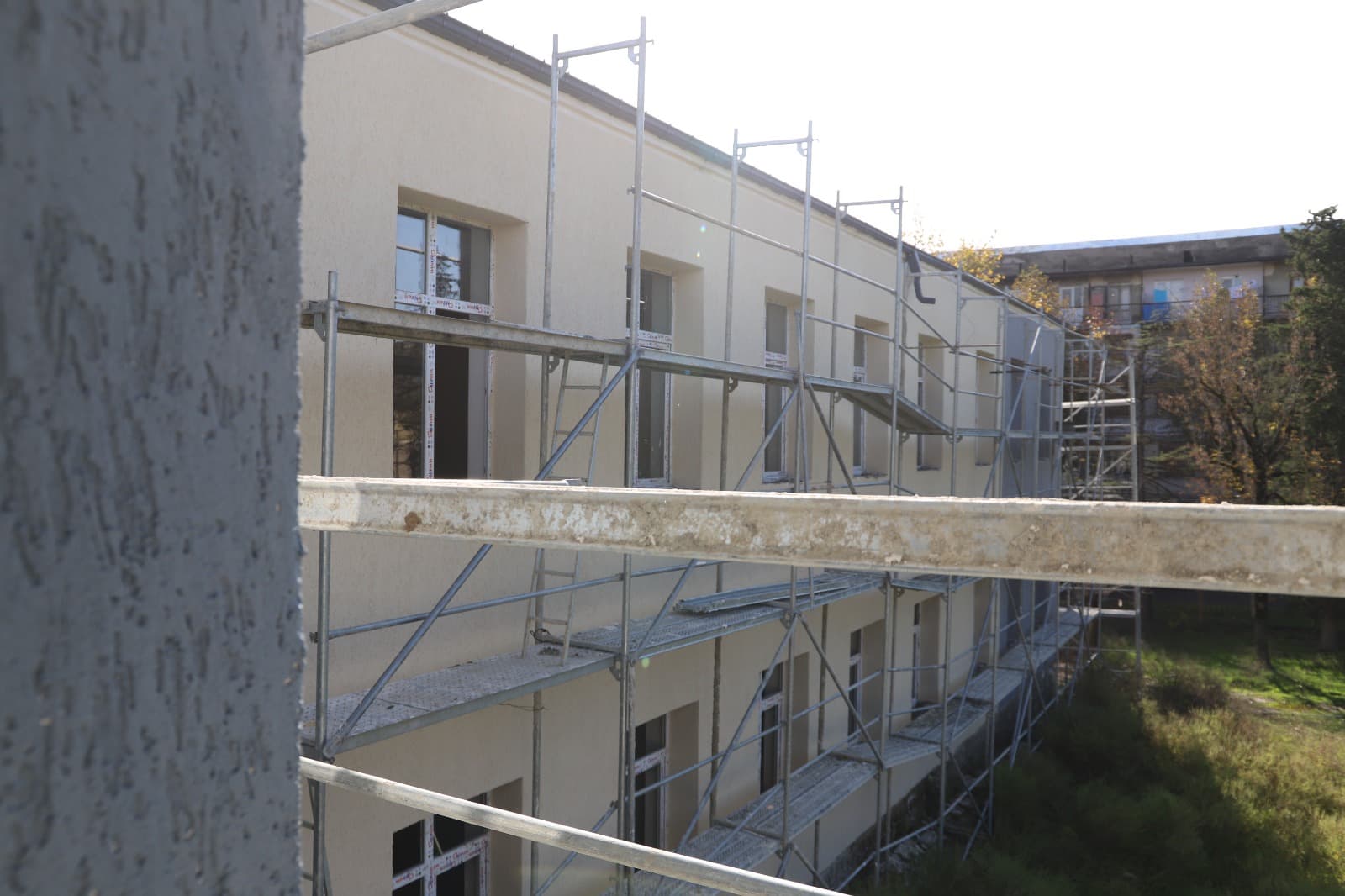 <p style="text-align: justify">თერჯოლის მუნიციპალიტეტის მერმა მანუჩარ რობაქიძემ, ინფრასტრუქტურის განვითარების მინისტრ რევაზ სოხაძესთან ერთად თერჯოლაში მიმდინარე ინფრასტრუქტურული პროექტები დაათვალიერა. </p><p style="text-align: justify">მუნიციპალიტეტის მერი ინფრასტრუქტურის მინისტრთან ერთად ქ. თერჯოლის #1 საჯარო სკოლისა და ქ. თერჯოლის წყალმომარაგების სისტემის</p><p style="text-align: justify">სარეაბილიტაციო სამუშაოებს ადგილზე გაეცნო. ხელმძღვანელმა პირებმა ყურადღება გაამახვილეს პროექტების კანონით გათვალისწინებულ ვადებში სამუშაოების ხარისხიანად შესრულებაზე და კონტრაქტორ კომპანიებს გარკვეული მითითებები მისცეს.</p>