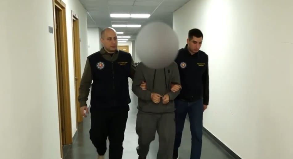 პოლიციამ თბილისში ცეცხლსასროლი იარაღი და განსაკუთრებით დიდი ოდენობით ნარკოტიკი ამოიღო