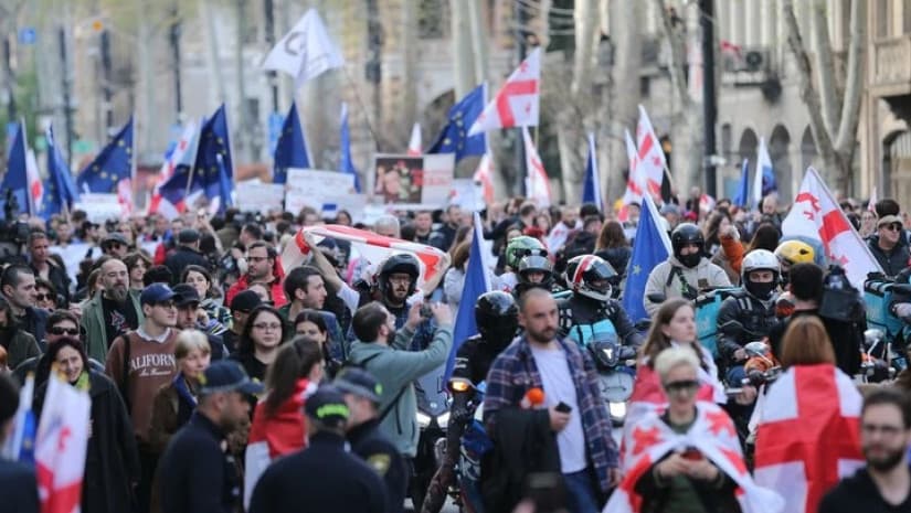 Both groups are expected to unite in front of the Parliament