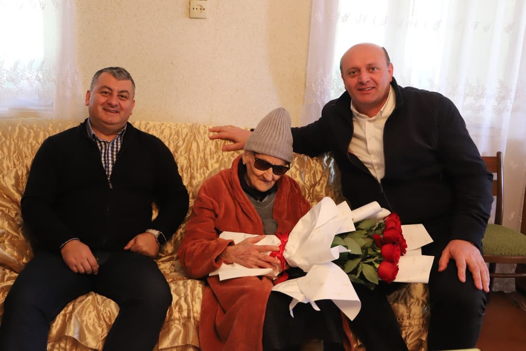 თერჯოლის მუნიციპალიტეტის მერმა და საკრებულოს თავმჯდომარემ ზედა საზანოში მცხოვრებ 101 წლის ჟენია ჩუბინიძეს დაბადების დღე მიულოცეს