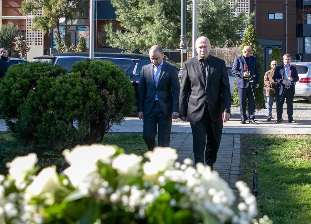 სულხან თამაზაშვილმა საქართველოს დამოუკიდებლობისთვის ბრძოლაში დაღუპული გმირების მემორიალი გვირგვინით შეამკო