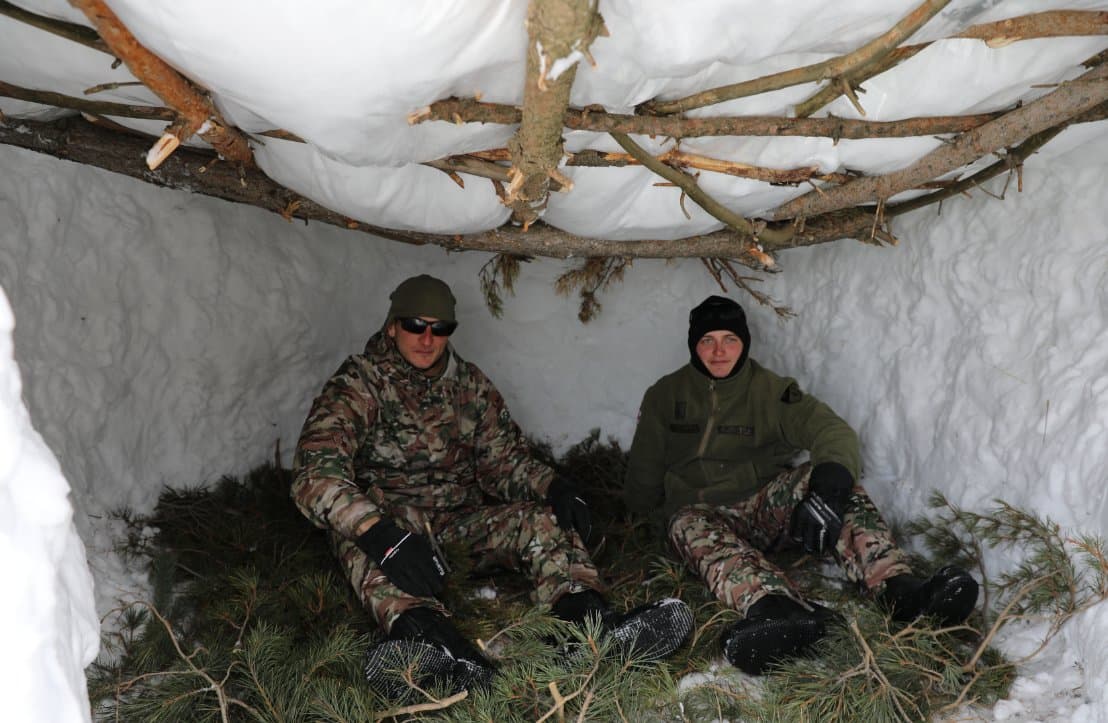 <p style="text-align: justify">სამხედრო მომზადების პრაქტიკული კომპონენტის ფარგლებში, დავით აღმაშენებლის სახელობის საქართველოს ეროვნული თავდაცვის აკადემიის საკანდიდატო კურსის მსმენელებმა და ბაკალავრიატის სასწავლო ბატალიონის მეოთხე კურსის იუნკერებმა ზამთრის ტაქტიკური სწავლება რთულ მეტეოროლოგიურ პირობებში სამცხე-ჯავახეთში, ახალქალაქის მიმდებარე ტერიტორიაზე გაიარეს.</p><p style="text-align: justify">სწავლება მოიცავდა ქვეითი ათეულის/ოცეულის ზომის ქვედანაყოფების ტაქტიკურ მოქმედებებს ზამთრის მკაცრ კლიმატურ პირობებში. მონაწილეებმა მაღალმთიან, რთული რელიეფის პირობებში შეისწავლეს თვითგადარჩენის პრაქტიკული ხერხები, თოვლის საფარით თავშესაფრების მოწყობა და გადაადგილების ტექნიკა, ასევე დახვეწეს ცეცხლსასროლი იარაღიდან სროლის უნარები მაღალმთიან რელიეფზე.</p><p style="text-align: justify">"ზამთრის საველე სწავლებები მნიშვნელოვანია მომავალი მეთაურების პროფესიული მომზადებისთვის, რათა მათ ეფექტურად დაგეგმონ და განახორციელონ საბრძოლო ამოცანები მაღალმთიან ზონაში, ექსტრემალურ კლიმატურ პირობებში", - აცხადებენ თავდაცვის აკადემიაში.</p>