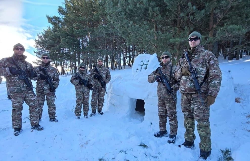 <p style="text-align: justify">სამხედრო მომზადების პრაქტიკული კომპონენტის ფარგლებში, დავით აღმაშენებლის სახელობის საქართველოს ეროვნული თავდაცვის აკადემიის საკანდიდატო კურსის მსმენელებმა და ბაკალავრიატის სასწავლო ბატალიონის მეოთხე კურსის იუნკერებმა ზამთრის ტაქტიკური სწავლება რთულ მეტეოროლოგიურ პირობებში სამცხე-ჯავახეთში, ახალქალაქის მიმდებარე ტერიტორიაზე გაიარეს.</p><p style="text-align: justify">სწავლება მოიცავდა ქვეითი ათეულის/ოცეულის ზომის ქვედანაყოფების ტაქტიკურ მოქმედებებს ზამთრის მკაცრ კლიმატურ პირობებში. მონაწილეებმა მაღალმთიან, რთული რელიეფის პირობებში შეისწავლეს თვითგადარჩენის პრაქტიკული ხერხები, თოვლის საფარით თავშესაფრების მოწყობა და გადაადგილების ტექნიკა, ასევე დახვეწეს ცეცხლსასროლი იარაღიდან სროლის უნარები მაღალმთიან რელიეფზე.</p><p style="text-align: justify">"ზამთრის საველე სწავლებები მნიშვნელოვანია მომავალი მეთაურების პროფესიული მომზადებისთვის, რათა მათ ეფექტურად დაგეგმონ და განახორციელონ საბრძოლო ამოცანები მაღალმთიან ზონაში, ექსტრემალურ კლიმატურ პირობებში", - აცხადებენ თავდაცვის აკადემიაში.</p>