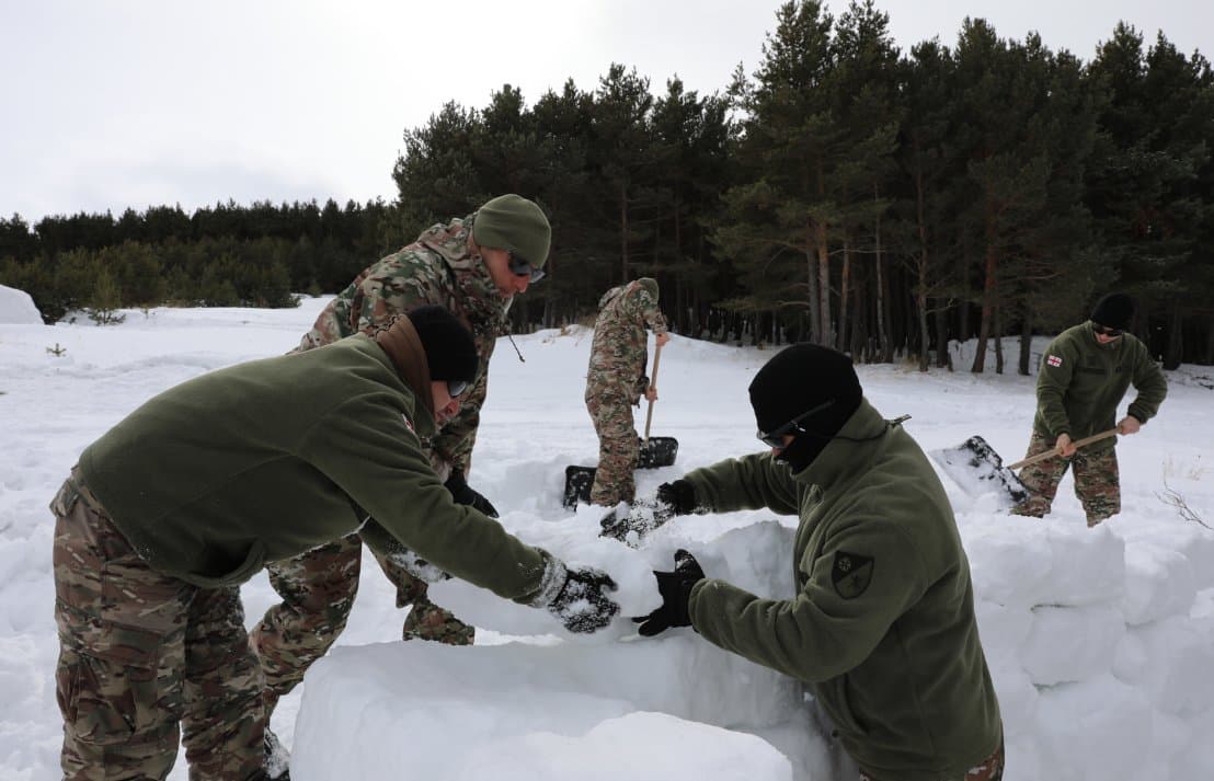 <p style="text-align: justify">სამხედრო მომზადების პრაქტიკული კომპონენტის ფარგლებში, დავით აღმაშენებლის სახელობის საქართველოს ეროვნული თავდაცვის აკადემიის საკანდიდატო კურსის მსმენელებმა და ბაკალავრიატის სასწავლო ბატალიონის მეოთხე კურსის იუნკერებმა ზამთრის ტაქტიკური სწავლება რთულ მეტეოროლოგიურ პირობებში სამცხე-ჯავახეთში, ახალქალაქის მიმდებარე ტერიტორიაზე გაიარეს.</p><p style="text-align: justify">სწავლება მოიცავდა ქვეითი ათეულის/ოცეულის ზომის ქვედანაყოფების ტაქტიკურ მოქმედებებს ზამთრის მკაცრ კლიმატურ პირობებში. მონაწილეებმა მაღალმთიან, რთული რელიეფის პირობებში შეისწავლეს თვითგადარჩენის პრაქტიკული ხერხები, თოვლის საფარით თავშესაფრების მოწყობა და გადაადგილების ტექნიკა, ასევე დახვეწეს ცეცხლსასროლი იარაღიდან სროლის უნარები მაღალმთიან რელიეფზე.</p><p style="text-align: justify">"ზამთრის საველე სწავლებები მნიშვნელოვანია მომავალი მეთაურების პროფესიული მომზადებისთვის, რათა მათ ეფექტურად დაგეგმონ და განახორციელონ საბრძოლო ამოცანები მაღალმთიან ზონაში, ექსტრემალურ კლიმატურ პირობებში", - აცხადებენ თავდაცვის აკადემიაში.</p>