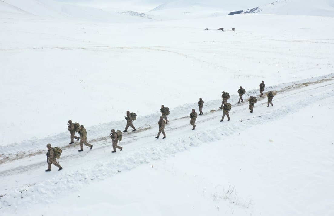 <p style="text-align: justify">სამხედრო მომზადების პრაქტიკული კომპონენტის ფარგლებში, დავით აღმაშენებლის სახელობის საქართველოს ეროვნული თავდაცვის აკადემიის საკანდიდატო კურსის მსმენელებმა და ბაკალავრიატის სასწავლო ბატალიონის მეოთხე კურსის იუნკერებმა ზამთრის ტაქტიკური სწავლება რთულ მეტეოროლოგიურ პირობებში სამცხე-ჯავახეთში, ახალქალაქის მიმდებარე ტერიტორიაზე გაიარეს.</p><p style="text-align: justify">სწავლება მოიცავდა ქვეითი ათეულის/ოცეულის ზომის ქვედანაყოფების ტაქტიკურ მოქმედებებს ზამთრის მკაცრ კლიმატურ პირობებში. მონაწილეებმა მაღალმთიან, რთული რელიეფის პირობებში შეისწავლეს თვითგადარჩენის პრაქტიკული ხერხები, თოვლის საფარით თავშესაფრების მოწყობა და გადაადგილების ტექნიკა, ასევე დახვეწეს ცეცხლსასროლი იარაღიდან სროლის უნარები მაღალმთიან რელიეფზე.</p><p style="text-align: justify">"ზამთრის საველე სწავლებები მნიშვნელოვანია მომავალი მეთაურების პროფესიული მომზადებისთვის, რათა მათ ეფექტურად დაგეგმონ და განახორციელონ საბრძოლო ამოცანები მაღალმთიან ზონაში, ექსტრემალურ კლიმატურ პირობებში", - აცხადებენ თავდაცვის აკადემიაში.</p>