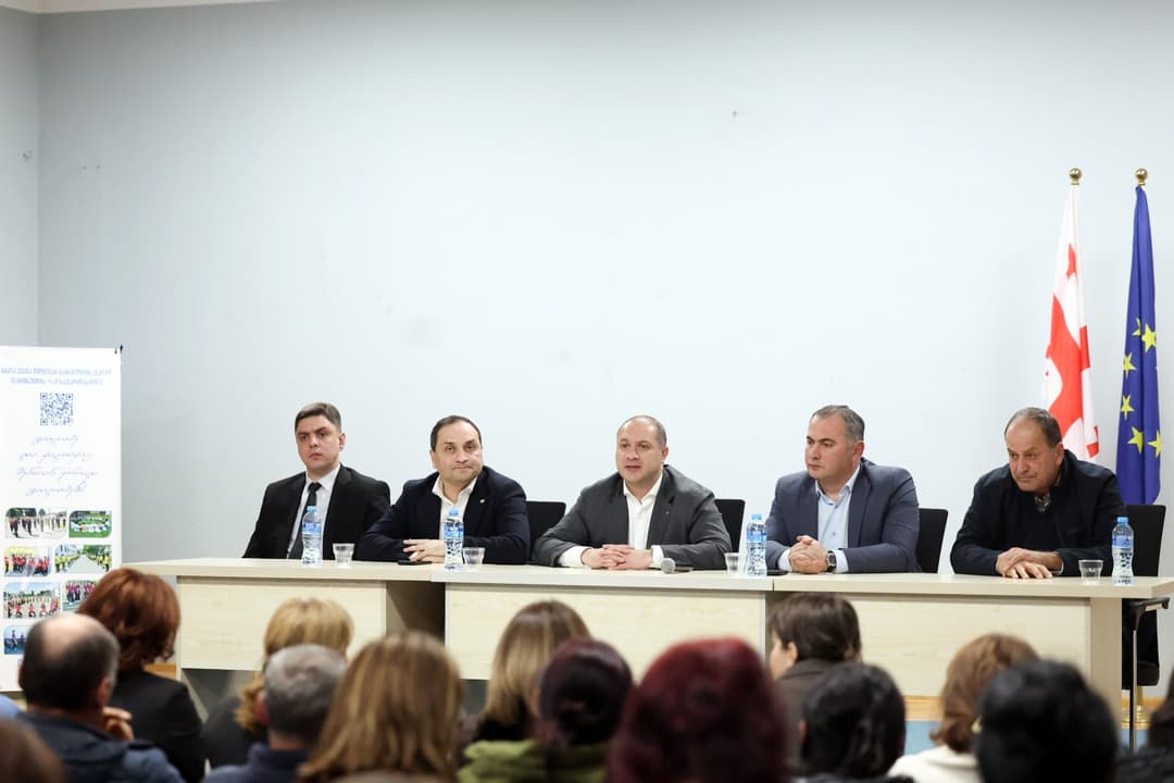 გივი მიქანაძემ ლანჩხუთში სკოლების მოსწავლეთა მშობლებთან შეხვედრა გამართა