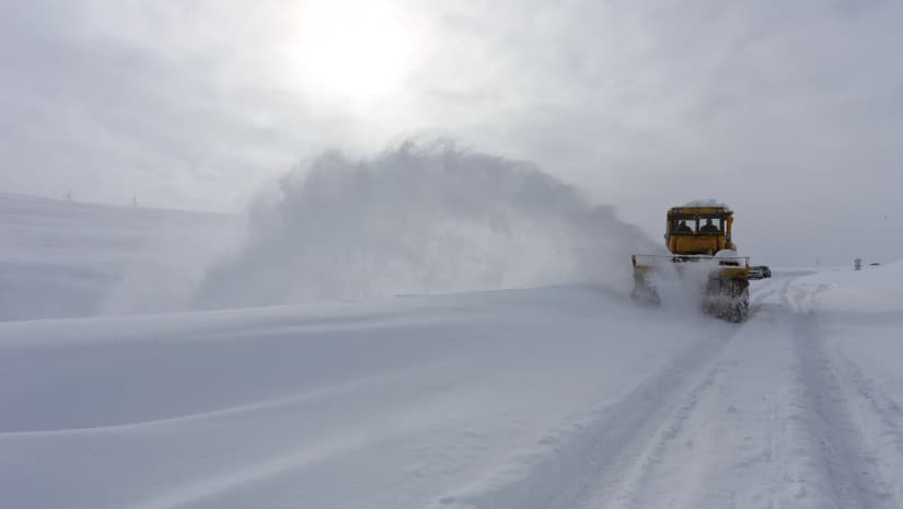All types of vehicle traffic have been temporarily restricted because of avalanche risk, heavy snow, poor visibility and blizzard conditions on the Nichbisi–Didgori–Didi Toneti road