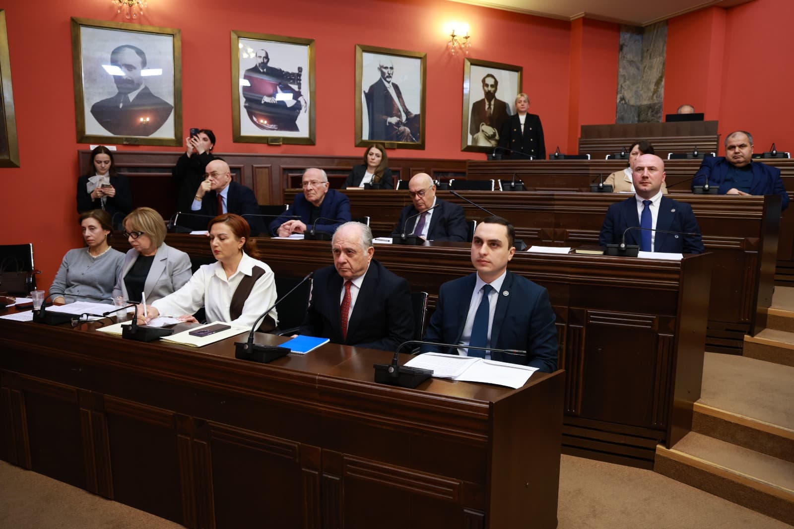 გიორგი ჯინჭარაძე პარლამენტში ერთობლივ სხდომაზე მოხსენებით წარსდგა