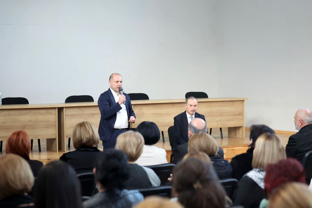 გივი მიქანაძემ სიღნაღის მუნიციპალიტეტის სკოლების მოსწავლეთა მშობლებთან შეხვედრა გამართა