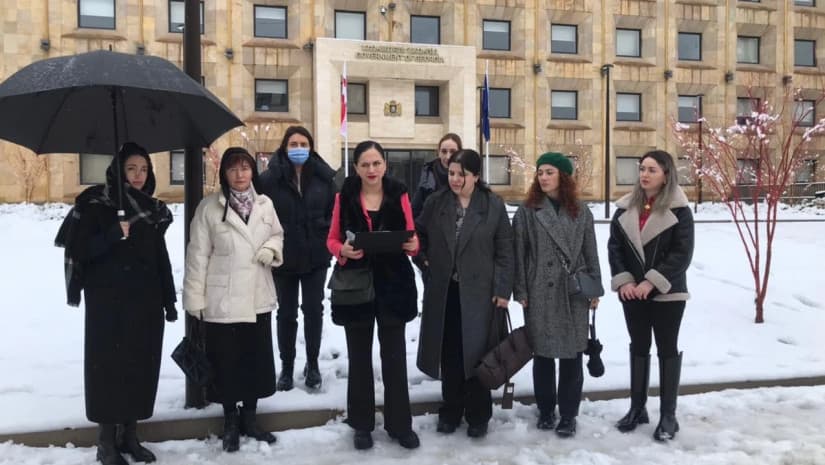 "გთხოვთ დაუშვათ გარდამავალი პერიოდი, რათა ჩვენი შვილები 2026 წლის სექტემბერში წავიდნენ სკოლაში"