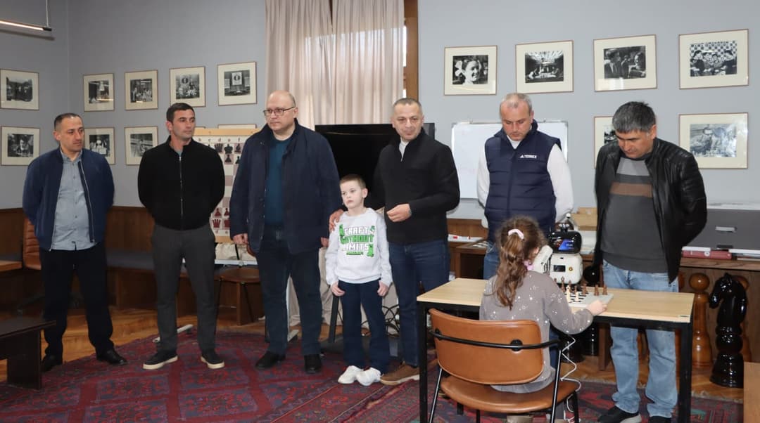 წალენჯიხის მერმა 7 წლის ანდრია სარიას ჭადრაკში სამეგრელო-ზემო სვანეთის რეგიონის ჩემპიონატში მოპოვებული გამარჯვება მიულოცა