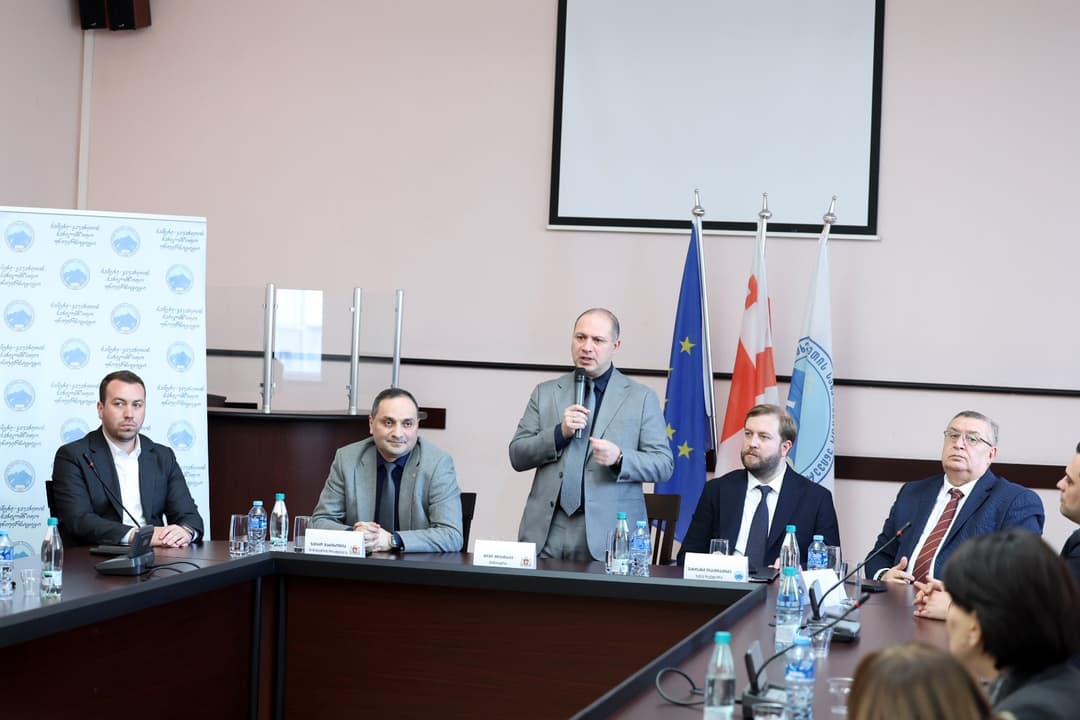 გივი მიქანაძემ სამცხე-ჯავახეთის სახელმწიფო უნივერსიტეტის აკადემიურ პერსონალთან შეხვედრა გამართა