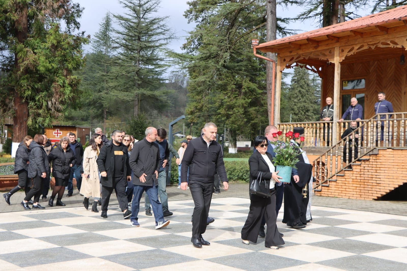 <p style="text-align: justify">31 მარტი საქართველოს დამოუკიდებლობის აღდგენის საკითხებზე ჩატარებული რეფერენდუმისა და საქართველოს პირველი პრეზიდენტის ზვიად გამსახურდიას დაბადების დღეა.</p><p style="text-align: justify">ამ დღესთან დაკავშირებით, წალენჯიხის მუნიციპალიტეტში ზვიად გამსახურდიას ბიუსტი და ზვიადის სახელობის გორა ადგილობრივი ხელისუფლების წარმომადგენლებმა და სხვადასხვა სტრუქტურული ერთეულების ხელმძღვანელებმა ყვავილებით შეამკეს. </p><p style="text-align: justify">ნაგურუს წმინდა გიორგის სახელობის ტაძრის წინამძღვარმა დეკანოზმა ილია სარიამ პირველი პრეზიდენტის სულის მოსახსენებელი პანაშვიდი გადაიხადა.</p><p style="text-align: justify">35 წლის წინ, 1991 წლის 31 მარტს, პირველი პრეზიდენტის ზვიად გამსახურდიას გადაწყვეტილებით, საყოველთაო რეფერენდუმი ჩატარდა. </p><p style="text-align: justify">1991 წლის 9 აპრილს კი საქართველოს რესპუბლიკის უზენაესმა საბჭომ სახელმწიფოებრივი დამოუკიდებლობის აღდგენა გამოაცხადა.</p><p style="text-align: justify">საქართველოს პირველ პრეზიდენტს, მწერალს, მთარგმნელს, დისიდენტს, ფილოლოგიის მეცნიერებათა დოქტორს, საქართველოს ეროვნულ გმირს ზვიად გამსახურდიას დღეს, 87 წელი შეუსრულდებოდა.</p>