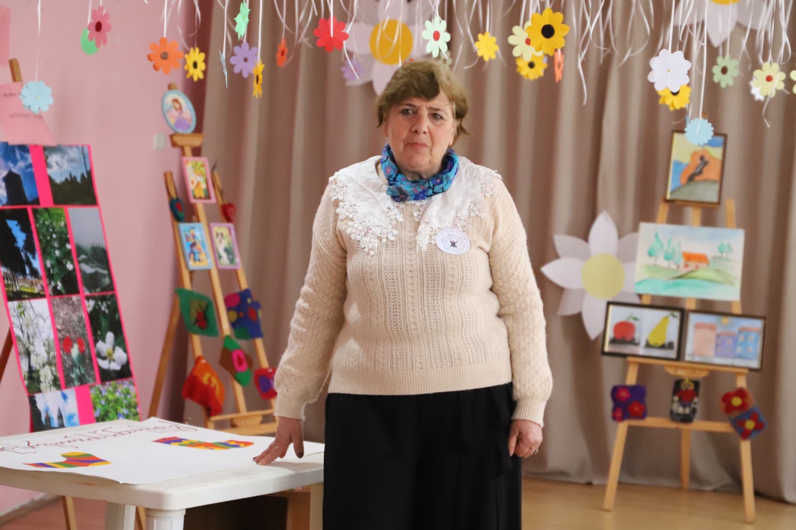 <p style="text-align: justify">თერჯოლის მუნიციპალიტეტის მერის მოადგილე მირზა ქოჩიაშვილი, საკრებულოს თავმჯდომარესთან სოსო ჩაფიჩაძესთან ერთად, მუნიციპალიტეტში არსებულ დღის ცენტრებში: „საპოვნელა“ და „მზის სხივი“ გამართულ ღონისძიებას დაესწრო.</p><p style="text-align: justify">ღონისძიება დაუნის სინდრომის მსოფლიო დღის კვირეულის ფარგლებში, მერიის განათლების,კულტურის,სპორტის და ახალგაზრდულ საქმეთა სამსახურის ორგანიზებით და კერძო სკოლა "მზეკაბანის” მოსწავლეების ჩართულობით ჩატარდა, სლოგანით „ერთად მარტოობის წინააღმდეგ“ .</p><p style="text-align: justify">ღონისძიებაზე გამოფენილი იყო სასწავლო-სარეაბილიტაციო დღის ცენტრების აღსაზრდელთა ნამუშევრები.</p><p style="text-align: justify">თვითმმართველობის ხელმძღვანელმა პირებმა აღნიშნულ დღის ცენტრებს, საწარმო „ბაბალეს“ პროდუქცია გადასცეს საჩუქრად. </p><p style="text-align: justify">ტრადიციულად, დღის ცენტრების ეზოში, აღსაზრდელების მიერ დაირგო ნერგები.</p><p style="text-align: justify">დღის ცენტრებში მოწყობილ ღონისძიებას ადგილობრივი ხელისუფლების წარმომადგენლები დაესწრნენ.</p>