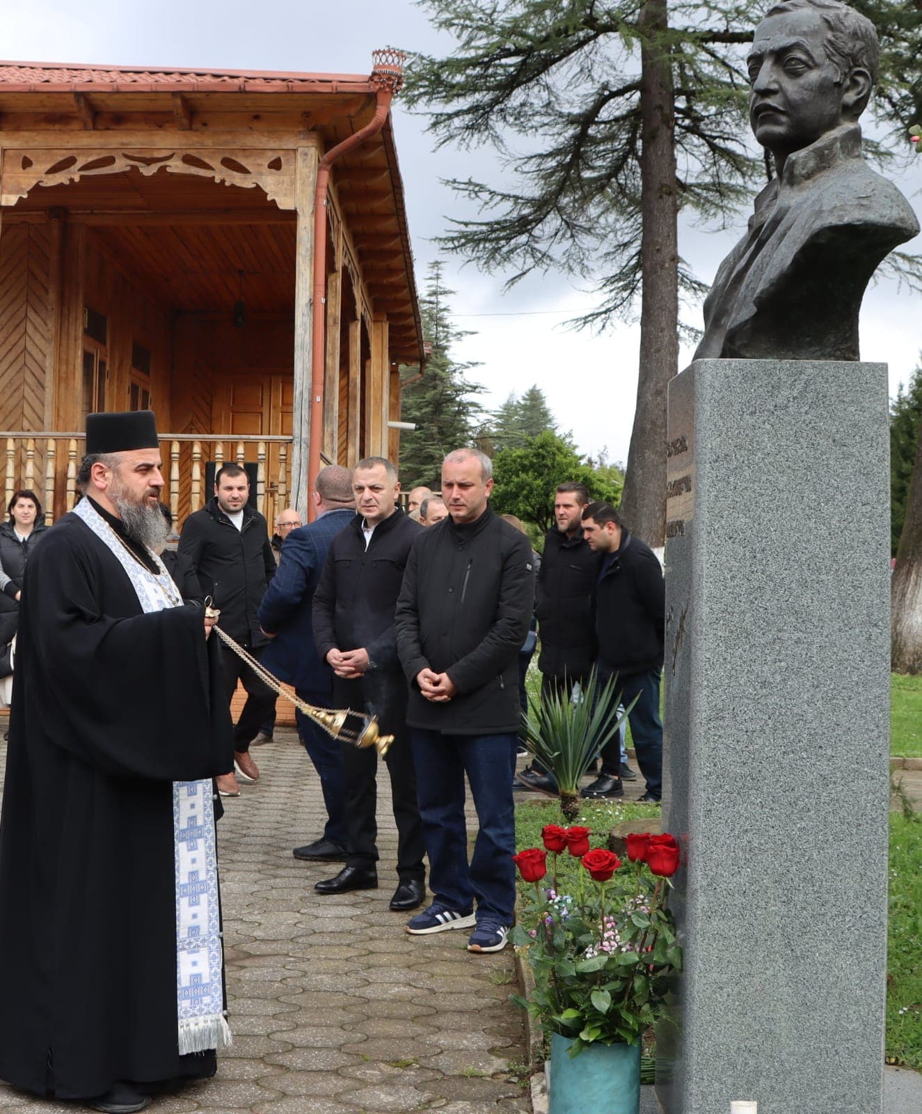 <p style="text-align: justify">31 მარტი საქართველოს დამოუკიდებლობის აღდგენის საკითხებზე ჩატარებული რეფერენდუმისა და საქართველოს პირველი პრეზიდენტის ზვიად გამსახურდიას დაბადების დღეა.</p><p style="text-align: justify">ამ დღესთან დაკავშირებით, წალენჯიხის მუნიციპალიტეტში ზვიად გამსახურდიას ბიუსტი და ზვიადის სახელობის გორა ადგილობრივი ხელისუფლების წარმომადგენლებმა და სხვადასხვა სტრუქტურული ერთეულების ხელმძღვანელებმა ყვავილებით შეამკეს. </p><p style="text-align: justify">ნაგურუს წმინდა გიორგის სახელობის ტაძრის წინამძღვარმა დეკანოზმა ილია სარიამ პირველი პრეზიდენტის სულის მოსახსენებელი პანაშვიდი გადაიხადა.</p><p style="text-align: justify">35 წლის წინ, 1991 წლის 31 მარტს, პირველი პრეზიდენტის ზვიად გამსახურდიას გადაწყვეტილებით, საყოველთაო რეფერენდუმი ჩატარდა. </p><p style="text-align: justify">1991 წლის 9 აპრილს კი საქართველოს რესპუბლიკის უზენაესმა საბჭომ სახელმწიფოებრივი დამოუკიდებლობის აღდგენა გამოაცხადა.</p><p style="text-align: justify">საქართველოს პირველ პრეზიდენტს, მწერალს, მთარგმნელს, დისიდენტს, ფილოლოგიის მეცნიერებათა დოქტორს, საქართველოს ეროვნულ გმირს ზვიად გამსახურდიას დღეს, 87 წელი შეუსრულდებოდა.</p>