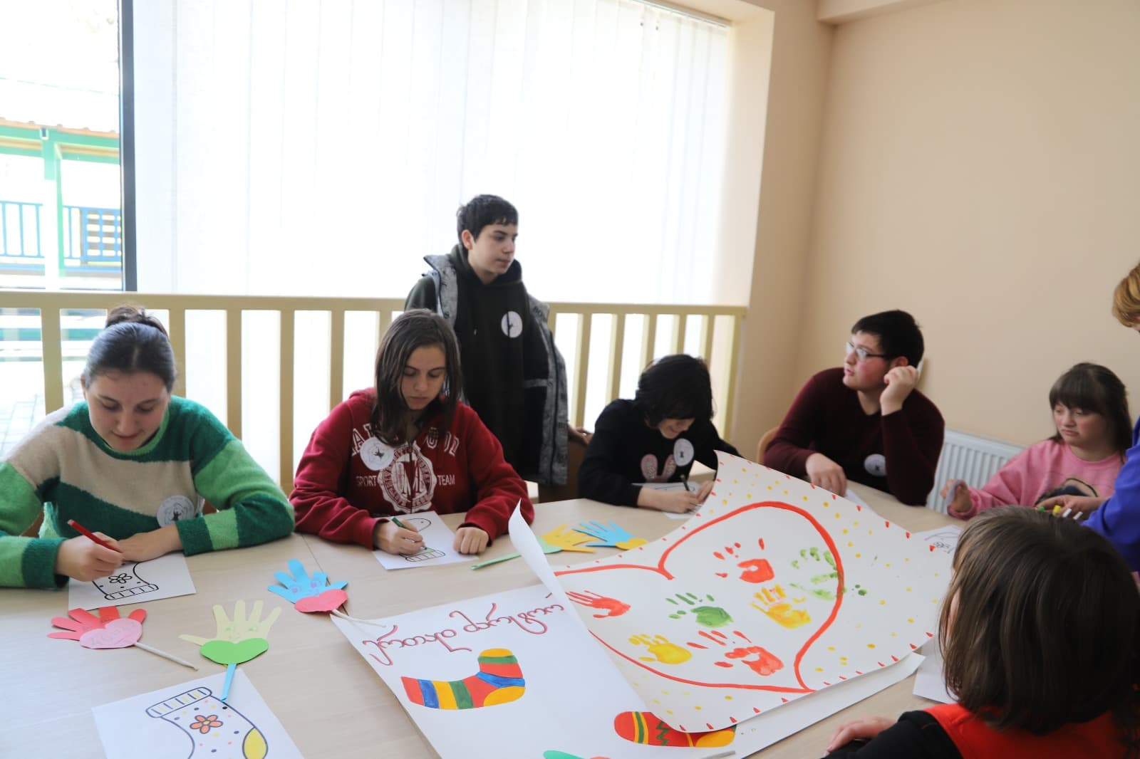 <p style="text-align: justify">თერჯოლის მუნიციპალიტეტის მერის მოადგილე მირზა ქოჩიაშვილი, საკრებულოს თავმჯდომარესთან სოსო ჩაფიჩაძესთან ერთად, მუნიციპალიტეტში არსებულ დღის ცენტრებში: „საპოვნელა“ და „მზის სხივი“ გამართულ ღონისძიებას დაესწრო.</p><p style="text-align: justify">ღონისძიება დაუნის სინდრომის მსოფლიო დღის კვირეულის ფარგლებში, მერიის განათლების,კულტურის,სპორტის და ახალგაზრდულ საქმეთა სამსახურის ორგანიზებით და კერძო სკოლა "მზეკაბანის” მოსწავლეების ჩართულობით ჩატარდა, სლოგანით „ერთად მარტოობის წინააღმდეგ“ .</p><p style="text-align: justify">ღონისძიებაზე გამოფენილი იყო სასწავლო-სარეაბილიტაციო დღის ცენტრების აღსაზრდელთა ნამუშევრები.</p><p style="text-align: justify">თვითმმართველობის ხელმძღვანელმა პირებმა აღნიშნულ დღის ცენტრებს, საწარმო „ბაბალეს“ პროდუქცია გადასცეს საჩუქრად. </p><p style="text-align: justify">ტრადიციულად, დღის ცენტრების ეზოში, აღსაზრდელების მიერ დაირგო ნერგები.</p><p style="text-align: justify">დღის ცენტრებში მოწყობილ ღონისძიებას ადგილობრივი ხელისუფლების წარმომადგენლები დაესწრნენ.</p>