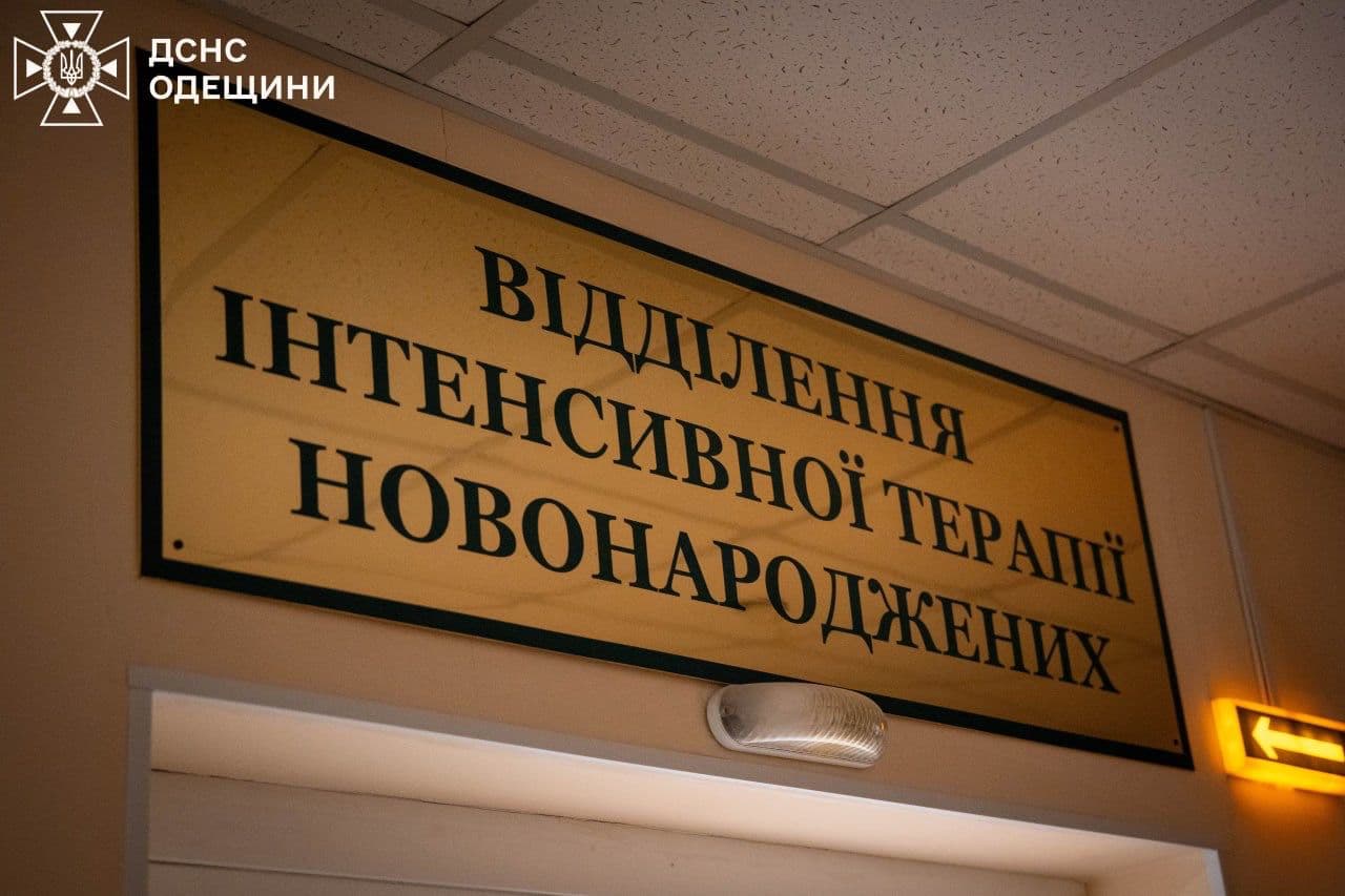 <p style="text-align: justify">28 მარტის ღამეს, რუსულმა ძალებმა ოდესაში 60-ზე მეტი თავდასხმის დრონი გაუშვეს, არის მსხვერპლი, არიან დაშავებულები და სერიოზული ზარალი, - ამის შესახებ უკრაინის პრეზიდენტმა ვოლოდიმირ ზელენსკიმ განაცხადა.</p><p style="text-align: justify">"დღეს ღამით რუსებმა ოდესაზე მასშტაბური დარტყმა განახორციელეს. ამ დარტყმას არანაირი სამხედრო მიზანი არ ჰქონია; ეს იყო ტერორი ჩვეულებრივი მშვიდობიანი მოსახლეობის წინააღმდეგ. ქალაქზე ამ დარტყმის დროს 60-ზე მეტი თავდასხმის დრონი იქნა გამოყენებული. სამწუხაროდ, ზიანი დიდია", - წერს ზელენსკი.</p><p style="text-align: justify">მისივე თქმით, დაზიანებული ობიექტებს შორისაა სამშობიარო სახლი, საცხოვრებელი შენობები, ბიზნესები, პორტი და კრიტიკული ინფრასტრუქტურა. სამსახურები აგრძელებენ ფუნქციონირებას და საჭიროების შემთხვევაში დახმარებას უწევენ.</p><p style="text-align: justify">"სამწუხაროდ, ამ დროისთვის ცნობილია ორი ადამიანის დაღუპვის შესახებ. ვუსამძიმრებ ოჯახებსა და მეგობრებს. ათზე მეტი ადამიანი დაშავდა, მათ შორის ერთი ბავშვი“, - განაცხადა უკრაინის პრეზიდენტმა.</p><p style="text-align: justify">ღამით ასევე დარტყმები განხორციელდა პოლტავას და დნეპროპეტროვსკის ოლქებში.</p><p style="text-align: justify">ზელენსკის თქმით, თითოეული ასეთი დარტყმა ადასტურებს, რომ რუსეთს არ სურს ომის დასრულება. ამიტომ, მასზე ზეწოლის ნებისმიერი შემსუბუქება სახიფათოა.</p><p style="text-align: justify">მისივე თქმით, ადამიანებისა და სიცოცხლის დასაცავად კოორდინირებული ძალისხმევა ხელს შეუწყობს უკრაინის თავდაცვასა და დიპლომატიას.</p><p style="text-align: justify">"მადლობა ყველა ჩვენს პარტნიორს, რომლებიც ჩვენთან ერთად მუშაობენ და მხარს უჭერენ ჩვენს ხალხს. ჩვენ ყველასთან ვმუშაობთ, რათა ჩვენს ქვეყანას მივცეთ მეტი ძალა და შესაძლებლობები, რომ დაიცვას სიცოცხლე უკრაინაში - ჩვენი ქალაქები და სოფლები, ჩვენი ინფრასტრუქტურა - ყოველდღე და ყოველ ღამე. ერთობლივი თავდაცვა და კოორდინირებული მოქმედება საუკეთესოდ იმუშავებს“, - განაცხადა ზელენსკიმ.</p><p style="text-align: justify">28 მარტის ღამეს რუსეთმა კვლავ დაარტყა ოდესას. დრონების გამოყენებით, მტერმა ქალაქის სამოქალაქო ინფრასტრუქტურა დაბომბა. არიან დაშავებულები, მათ შორის ერთი ბავშვი. პრიმორსკის რაიონში სამშობიარო სახლის სახურავზე დარტყმა დაფიქსირდა. წინასწარი ინფორმაციით, პერსონალმა და პაციენტებმა თავშესაფარში ჩასვლა მოახერხეს, რამაც უფრო სერიოზული დაზიანებების და მსხვერპლის თავიდან აცილება გახადა შესაძლებელი.</p><p style="text-align: justify">თავდასხმის შედეგად ასევე ნაწილობრივ განადგურდა მრავალსართულიანი შენობის მეოთხე და მეხუთე სართულებს შორის ჭერი. აფეთქების ტალღამ რაიონის მასშტაბით საცხოვრებელი კორპუსების ფანჯრები ჩაამსხვრია, რამაც დამატებითი ზიანი მიაყენა. გარდა ამისა, ხანძარი გაჩნდა კერძო სექტორის საცხოვრებელ შენობებში.</p><p> </p>