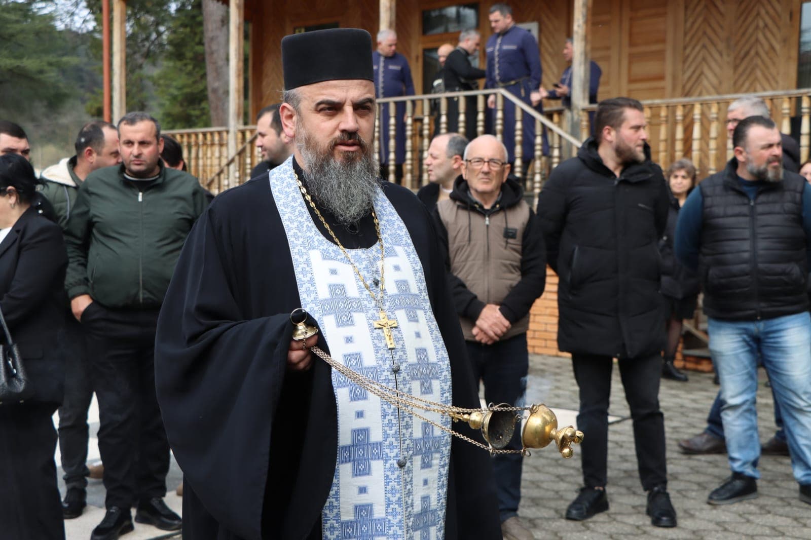 <p style="text-align: justify">31 მარტი საქართველოს დამოუკიდებლობის აღდგენის საკითხებზე ჩატარებული რეფერენდუმისა და საქართველოს პირველი პრეზიდენტის ზვიად გამსახურდიას დაბადების დღეა.</p><p style="text-align: justify">ამ დღესთან დაკავშირებით, წალენჯიხის მუნიციპალიტეტში ზვიად გამსახურდიას ბიუსტი და ზვიადის სახელობის გორა ადგილობრივი ხელისუფლების წარმომადგენლებმა და სხვადასხვა სტრუქტურული ერთეულების ხელმძღვანელებმა ყვავილებით შეამკეს. </p><p style="text-align: justify">ნაგურუს წმინდა გიორგის სახელობის ტაძრის წინამძღვარმა დეკანოზმა ილია სარიამ პირველი პრეზიდენტის სულის მოსახსენებელი პანაშვიდი გადაიხადა.</p><p style="text-align: justify">35 წლის წინ, 1991 წლის 31 მარტს, პირველი პრეზიდენტის ზვიად გამსახურდიას გადაწყვეტილებით, საყოველთაო რეფერენდუმი ჩატარდა. </p><p style="text-align: justify">1991 წლის 9 აპრილს კი საქართველოს რესპუბლიკის უზენაესმა საბჭომ სახელმწიფოებრივი დამოუკიდებლობის აღდგენა გამოაცხადა.</p><p style="text-align: justify">საქართველოს პირველ პრეზიდენტს, მწერალს, მთარგმნელს, დისიდენტს, ფილოლოგიის მეცნიერებათა დოქტორს, საქართველოს ეროვნულ გმირს ზვიად გამსახურდიას დღეს, 87 წელი შეუსრულდებოდა.</p>