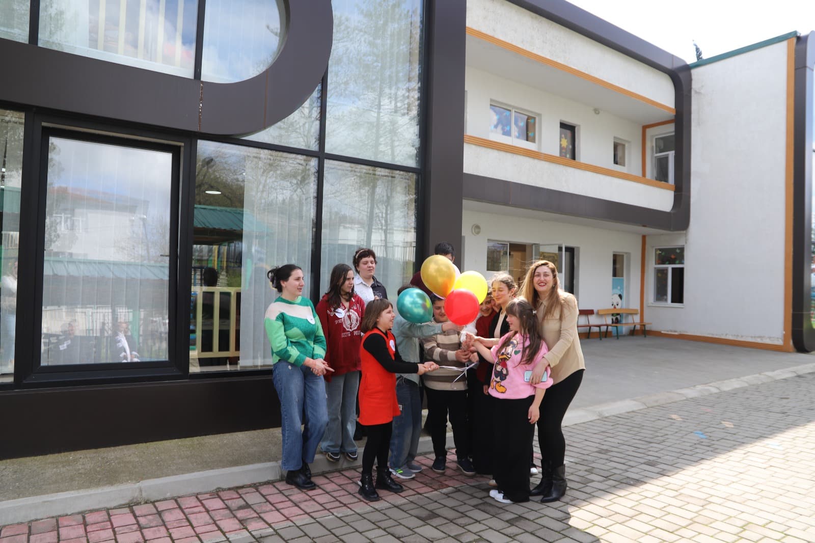 <p style="text-align: justify">თერჯოლის მუნიციპალიტეტის მერის მოადგილე მირზა ქოჩიაშვილი, საკრებულოს თავმჯდომარესთან სოსო ჩაფიჩაძესთან ერთად, მუნიციპალიტეტში არსებულ დღის ცენტრებში: „საპოვნელა“ და „მზის სხივი“ გამართულ ღონისძიებას დაესწრო.</p><p style="text-align: justify">ღონისძიება დაუნის სინდრომის მსოფლიო დღის კვირეულის ფარგლებში, მერიის განათლების,კულტურის,სპორტის და ახალგაზრდულ საქმეთა სამსახურის ორგანიზებით და კერძო სკოლა "მზეკაბანის” მოსწავლეების ჩართულობით ჩატარდა, სლოგანით „ერთად მარტოობის წინააღმდეგ“ .</p><p style="text-align: justify">ღონისძიებაზე გამოფენილი იყო სასწავლო-სარეაბილიტაციო დღის ცენტრების აღსაზრდელთა ნამუშევრები.</p><p style="text-align: justify">თვითმმართველობის ხელმძღვანელმა პირებმა აღნიშნულ დღის ცენტრებს, საწარმო „ბაბალეს“ პროდუქცია გადასცეს საჩუქრად. </p><p style="text-align: justify">ტრადიციულად, დღის ცენტრების ეზოში, აღსაზრდელების მიერ დაირგო ნერგები.</p><p style="text-align: justify">დღის ცენტრებში მოწყობილ ღონისძიებას ადგილობრივი ხელისუფლების წარმომადგენლები დაესწრნენ.</p>