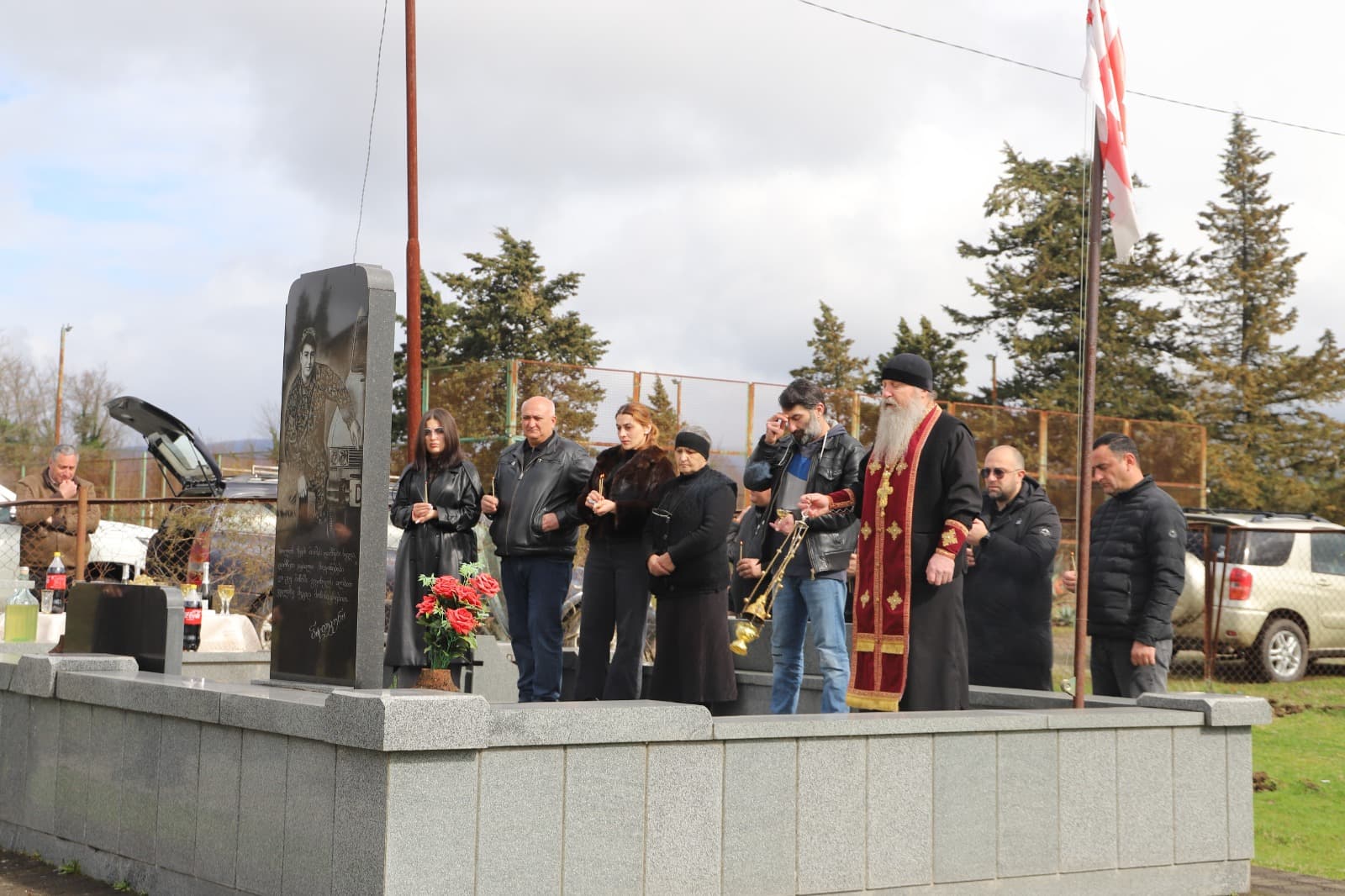 <p style="text-align: justify">5 მარტი აგვისტოს ომის გმირის ბადრი ბასილაძის დაბადების დღეა.</p><p style="text-align: justify">აგვისტოს ომის გმირის დაბადების დღესთან დაკავშირებით, თერჯოლის მუნიციპალიტეტის მერის მოადგილეებმა, საკრებულოს თავმჯდომარის მოადგილეებმა, თერჯოლის ვეტერანთა საქმეთა სახელმწიფო სამსახურის ხელმძღვანელმა, საკრებულოს და მერიის შესაბამისი სამსახურების წარმომადგენლებმა, გმირის საფლავი ყვავილებით შეამკეს და პატივი მიაგეს ბადრი ბასილაძის ხსოვნას. შესრულდა მისი სულის მოსახსენებელი პანაშვიდი.</p><p style="text-align: justify">ბადრი ბასილაძე 1985 წლის 5 მარტს თერჯოლის რაიონის სოფელ ჭოგნარში დაიბადა. ქართველი სამხედრო პირი, კაპრალი 2008 წლის რუსეთ-საქართველოს აგვისტოს ომში მონაწილეობდა. 9 აგვისტოს რუსულმა ჭურვმა იმსხვერპლა. </p>