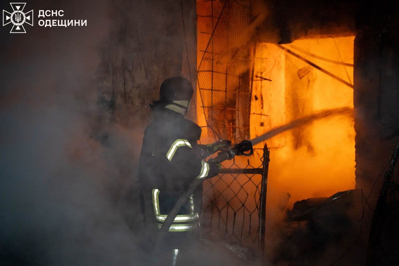 <p style="text-align: justify">28 მარტის ღამეს, რუსულმა ძალებმა ოდესაში 60-ზე მეტი თავდასხმის დრონი გაუშვეს, არის მსხვერპლი, არიან დაშავებულები და სერიოზული ზარალი, - ამის შესახებ უკრაინის პრეზიდენტმა ვოლოდიმირ ზელენსკიმ განაცხადა.</p><p style="text-align: justify">"დღეს ღამით რუსებმა ოდესაზე მასშტაბური დარტყმა განახორციელეს. ამ დარტყმას არანაირი სამხედრო მიზანი არ ჰქონია; ეს იყო ტერორი ჩვეულებრივი მშვიდობიანი მოსახლეობის წინააღმდეგ. ქალაქზე ამ დარტყმის დროს 60-ზე მეტი თავდასხმის დრონი იქნა გამოყენებული. სამწუხაროდ, ზიანი დიდია", - წერს ზელენსკი.</p><p style="text-align: justify">მისივე თქმით, დაზიანებული ობიექტებს შორისაა სამშობიარო სახლი, საცხოვრებელი შენობები, ბიზნესები, პორტი და კრიტიკული ინფრასტრუქტურა. სამსახურები აგრძელებენ ფუნქციონირებას და საჭიროების შემთხვევაში დახმარებას უწევენ.</p><p style="text-align: justify">"სამწუხაროდ, ამ დროისთვის ცნობილია ორი ადამიანის დაღუპვის შესახებ. ვუსამძიმრებ ოჯახებსა და მეგობრებს. ათზე მეტი ადამიანი დაშავდა, მათ შორის ერთი ბავშვი“, - განაცხადა უკრაინის პრეზიდენტმა.</p><p style="text-align: justify">ღამით ასევე დარტყმები განხორციელდა პოლტავას და დნეპროპეტროვსკის ოლქებში.</p><p style="text-align: justify">ზელენსკის თქმით, თითოეული ასეთი დარტყმა ადასტურებს, რომ რუსეთს არ სურს ომის დასრულება. ამიტომ, მასზე ზეწოლის ნებისმიერი შემსუბუქება სახიფათოა.</p><p style="text-align: justify">მისივე თქმით, ადამიანებისა და სიცოცხლის დასაცავად კოორდინირებული ძალისხმევა ხელს შეუწყობს უკრაინის თავდაცვასა და დიპლომატიას.</p><p style="text-align: justify">"მადლობა ყველა ჩვენს პარტნიორს, რომლებიც ჩვენთან ერთად მუშაობენ და მხარს უჭერენ ჩვენს ხალხს. ჩვენ ყველასთან ვმუშაობთ, რათა ჩვენს ქვეყანას მივცეთ მეტი ძალა და შესაძლებლობები, რომ დაიცვას სიცოცხლე უკრაინაში - ჩვენი ქალაქები და სოფლები, ჩვენი ინფრასტრუქტურა - ყოველდღე და ყოველ ღამე. ერთობლივი თავდაცვა და კოორდინირებული მოქმედება საუკეთესოდ იმუშავებს“, - განაცხადა ზელენსკიმ.</p><p style="text-align: justify">28 მარტის ღამეს რუსეთმა კვლავ დაარტყა ოდესას. დრონების გამოყენებით, მტერმა ქალაქის სამოქალაქო ინფრასტრუქტურა დაბომბა. არიან დაშავებულები, მათ შორის ერთი ბავშვი. პრიმორსკის რაიონში სამშობიარო სახლის სახურავზე დარტყმა დაფიქსირდა. წინასწარი ინფორმაციით, პერსონალმა და პაციენტებმა თავშესაფარში ჩასვლა მოახერხეს, რამაც უფრო სერიოზული დაზიანებების და მსხვერპლის თავიდან აცილება გახადა შესაძლებელი.</p><p style="text-align: justify">თავდასხმის შედეგად ასევე ნაწილობრივ განადგურდა მრავალსართულიანი შენობის მეოთხე და მეხუთე სართულებს შორის ჭერი. აფეთქების ტალღამ რაიონის მასშტაბით საცხოვრებელი კორპუსების ფანჯრები ჩაამსხვრია, რამაც დამატებითი ზიანი მიაყენა. გარდა ამისა, ხანძარი გაჩნდა კერძო სექტორის საცხოვრებელ შენობებში.</p><p> </p>