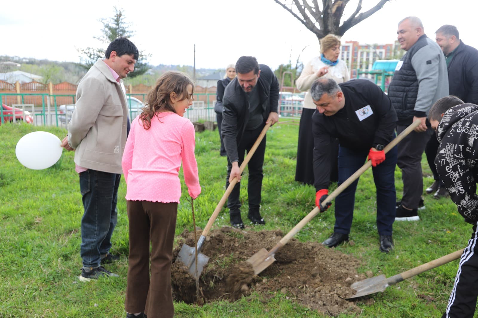 <p style="text-align: justify">თერჯოლის მუნიციპალიტეტის მერის მოადგილე მირზა ქოჩიაშვილი, საკრებულოს თავმჯდომარესთან სოსო ჩაფიჩაძესთან ერთად, მუნიციპალიტეტში არსებულ დღის ცენტრებში: „საპოვნელა“ და „მზის სხივი“ გამართულ ღონისძიებას დაესწრო.</p><p style="text-align: justify">ღონისძიება დაუნის სინდრომის მსოფლიო დღის კვირეულის ფარგლებში, მერიის განათლების,კულტურის,სპორტის და ახალგაზრდულ საქმეთა სამსახურის ორგანიზებით და კერძო სკოლა "მზეკაბანის” მოსწავლეების ჩართულობით ჩატარდა, სლოგანით „ერთად მარტოობის წინააღმდეგ“ .</p><p style="text-align: justify">ღონისძიებაზე გამოფენილი იყო სასწავლო-სარეაბილიტაციო დღის ცენტრების აღსაზრდელთა ნამუშევრები.</p><p style="text-align: justify">თვითმმართველობის ხელმძღვანელმა პირებმა აღნიშნულ დღის ცენტრებს, საწარმო „ბაბალეს“ პროდუქცია გადასცეს საჩუქრად. </p><p style="text-align: justify">ტრადიციულად, დღის ცენტრების ეზოში, აღსაზრდელების მიერ დაირგო ნერგები.</p><p style="text-align: justify">დღის ცენტრებში მოწყობილ ღონისძიებას ადგილობრივი ხელისუფლების წარმომადგენლები დაესწრნენ.</p>