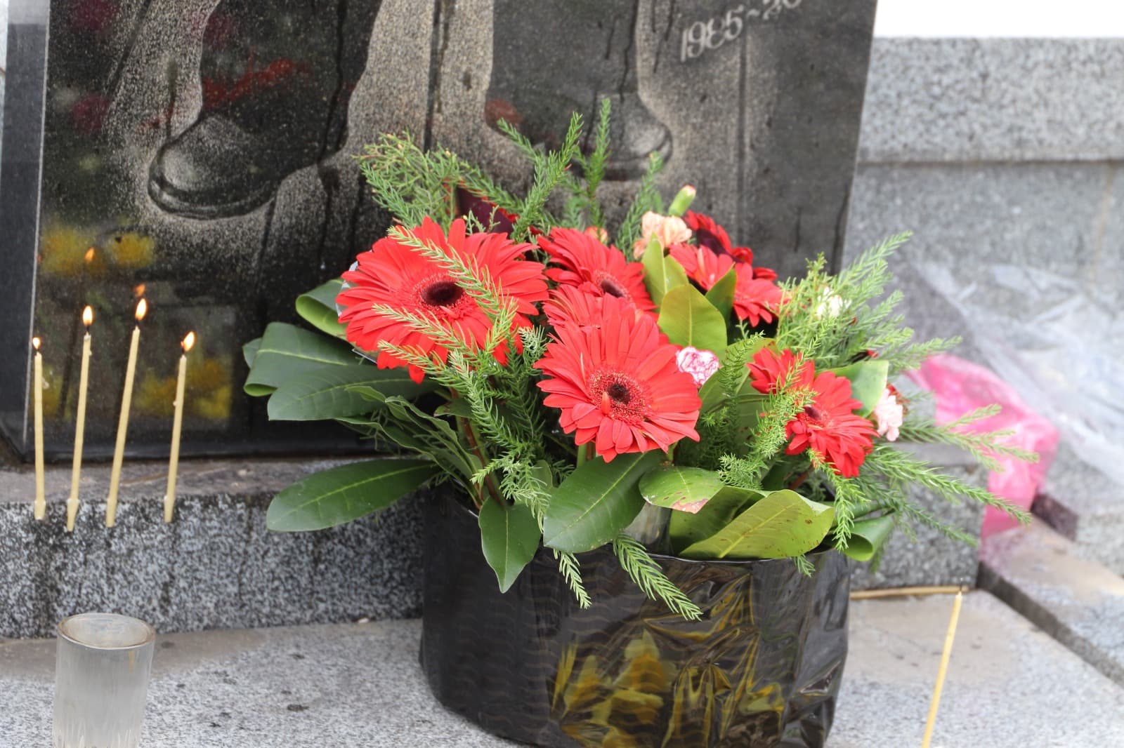 <p style="text-align: justify">5 მარტი აგვისტოს ომის გმირის ბადრი ბასილაძის დაბადების დღეა.</p><p style="text-align: justify">აგვისტოს ომის გმირის დაბადების დღესთან დაკავშირებით, თერჯოლის მუნიციპალიტეტის მერის მოადგილეებმა, საკრებულოს თავმჯდომარის მოადგილეებმა, თერჯოლის ვეტერანთა საქმეთა სახელმწიფო სამსახურის ხელმძღვანელმა, საკრებულოს და მერიის შესაბამისი სამსახურების წარმომადგენლებმა, გმირის საფლავი ყვავილებით შეამკეს და პატივი მიაგეს ბადრი ბასილაძის ხსოვნას. შესრულდა მისი სულის მოსახსენებელი პანაშვიდი.</p><p style="text-align: justify">ბადრი ბასილაძე 1985 წლის 5 მარტს თერჯოლის რაიონის სოფელ ჭოგნარში დაიბადა. ქართველი სამხედრო პირი, კაპრალი 2008 წლის რუსეთ-საქართველოს აგვისტოს ომში მონაწილეობდა. 9 აგვისტოს რუსულმა ჭურვმა იმსხვერპლა. </p>