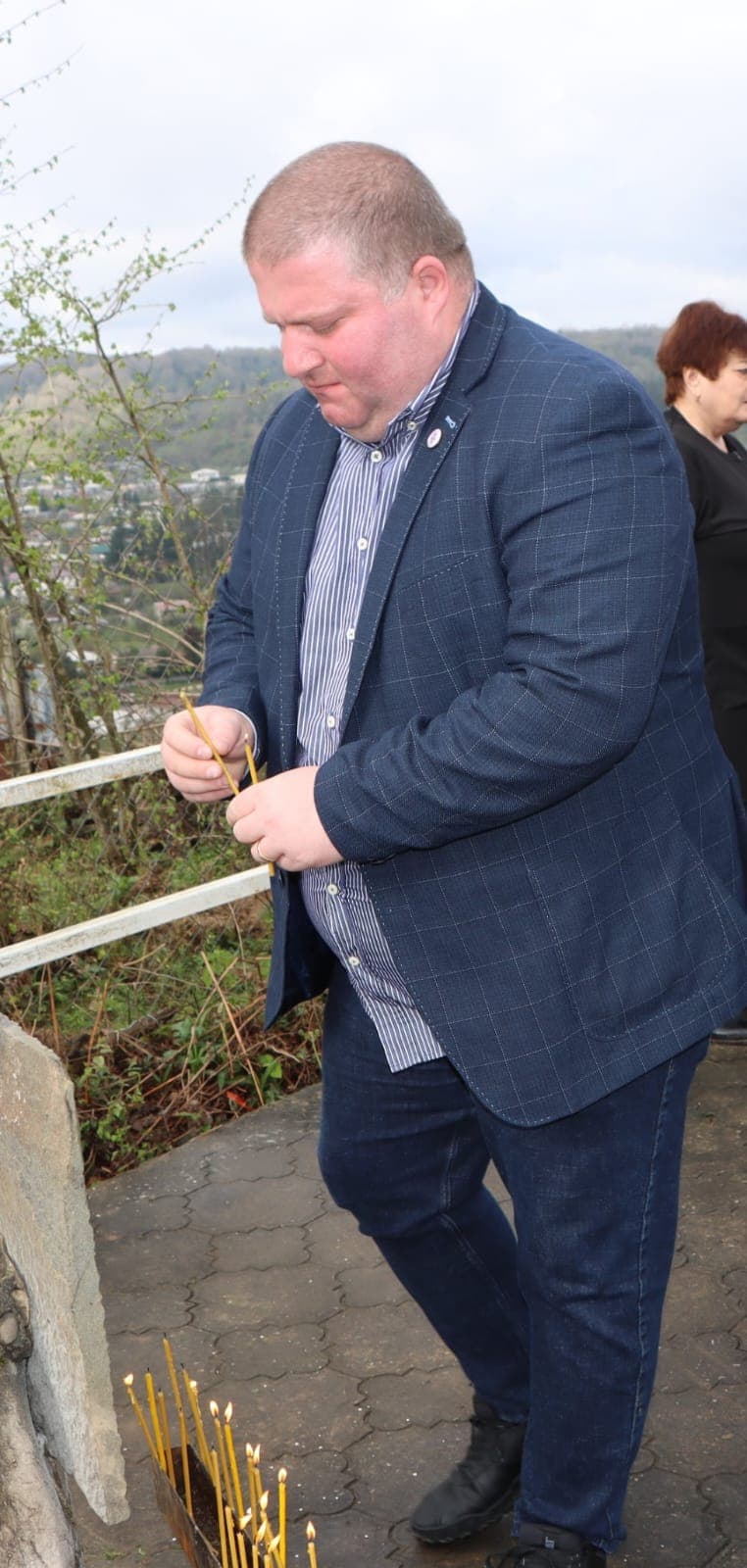 <p style="text-align: justify">31 მარტი საქართველოს დამოუკიდებლობის აღდგენის საკითხებზე ჩატარებული რეფერენდუმისა და საქართველოს პირველი პრეზიდენტის ზვიად გამსახურდიას დაბადების დღეა.</p><p style="text-align: justify">ამ დღესთან დაკავშირებით, წალენჯიხის მუნიციპალიტეტში ზვიად გამსახურდიას ბიუსტი და ზვიადის სახელობის გორა ადგილობრივი ხელისუფლების წარმომადგენლებმა და სხვადასხვა სტრუქტურული ერთეულების ხელმძღვანელებმა ყვავილებით შეამკეს. </p><p style="text-align: justify">ნაგურუს წმინდა გიორგის სახელობის ტაძრის წინამძღვარმა დეკანოზმა ილია სარიამ პირველი პრეზიდენტის სულის მოსახსენებელი პანაშვიდი გადაიხადა.</p><p style="text-align: justify">35 წლის წინ, 1991 წლის 31 მარტს, პირველი პრეზიდენტის ზვიად გამსახურდიას გადაწყვეტილებით, საყოველთაო რეფერენდუმი ჩატარდა. </p><p style="text-align: justify">1991 წლის 9 აპრილს კი საქართველოს რესპუბლიკის უზენაესმა საბჭომ სახელმწიფოებრივი დამოუკიდებლობის აღდგენა გამოაცხადა.</p><p style="text-align: justify">საქართველოს პირველ პრეზიდენტს, მწერალს, მთარგმნელს, დისიდენტს, ფილოლოგიის მეცნიერებათა დოქტორს, საქართველოს ეროვნულ გმირს ზვიად გამსახურდიას დღეს, 87 წელი შეუსრულდებოდა.</p>