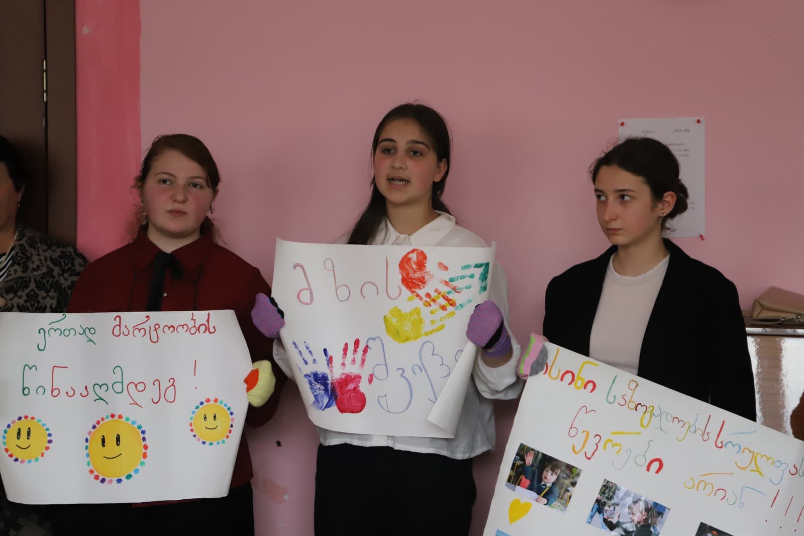 <p style="text-align: justify">თერჯოლის მუნიციპალიტეტის მერის მოადგილე მირზა ქოჩიაშვილი, საკრებულოს თავმჯდომარესთან სოსო ჩაფიჩაძესთან ერთად, მუნიციპალიტეტში არსებულ დღის ცენტრებში: „საპოვნელა“ და „მზის სხივი“ გამართულ ღონისძიებას დაესწრო.</p><p style="text-align: justify">ღონისძიება დაუნის სინდრომის მსოფლიო დღის კვირეულის ფარგლებში, მერიის განათლების,კულტურის,სპორტის და ახალგაზრდულ საქმეთა სამსახურის ორგანიზებით და კერძო სკოლა "მზეკაბანის” მოსწავლეების ჩართულობით ჩატარდა, სლოგანით „ერთად მარტოობის წინააღმდეგ“ .</p><p style="text-align: justify">ღონისძიებაზე გამოფენილი იყო სასწავლო-სარეაბილიტაციო დღის ცენტრების აღსაზრდელთა ნამუშევრები.</p><p style="text-align: justify">თვითმმართველობის ხელმძღვანელმა პირებმა აღნიშნულ დღის ცენტრებს, საწარმო „ბაბალეს“ პროდუქცია გადასცეს საჩუქრად. </p><p style="text-align: justify">ტრადიციულად, დღის ცენტრების ეზოში, აღსაზრდელების მიერ დაირგო ნერგები.</p><p style="text-align: justify">დღის ცენტრებში მოწყობილ ღონისძიებას ადგილობრივი ხელისუფლების წარმომადგენლები დაესწრნენ.</p>