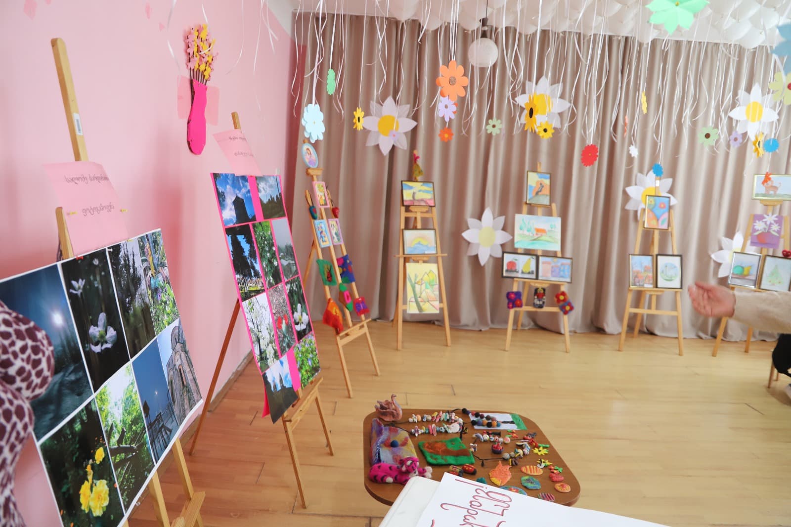 <p style="text-align: justify">თერჯოლის მუნიციპალიტეტის მერის მოადგილე მირზა ქოჩიაშვილი, საკრებულოს თავმჯდომარესთან სოსო ჩაფიჩაძესთან ერთად, მუნიციპალიტეტში არსებულ დღის ცენტრებში: „საპოვნელა“ და „მზის სხივი“ გამართულ ღონისძიებას დაესწრო.</p><p style="text-align: justify">ღონისძიება დაუნის სინდრომის მსოფლიო დღის კვირეულის ფარგლებში, მერიის განათლების,კულტურის,სპორტის და ახალგაზრდულ საქმეთა სამსახურის ორგანიზებით და კერძო სკოლა "მზეკაბანის” მოსწავლეების ჩართულობით ჩატარდა, სლოგანით „ერთად მარტოობის წინააღმდეგ“ .</p><p style="text-align: justify">ღონისძიებაზე გამოფენილი იყო სასწავლო-სარეაბილიტაციო დღის ცენტრების აღსაზრდელთა ნამუშევრები.</p><p style="text-align: justify">თვითმმართველობის ხელმძღვანელმა პირებმა აღნიშნულ დღის ცენტრებს, საწარმო „ბაბალეს“ პროდუქცია გადასცეს საჩუქრად. </p><p style="text-align: justify">ტრადიციულად, დღის ცენტრების ეზოში, აღსაზრდელების მიერ დაირგო ნერგები.</p><p style="text-align: justify">დღის ცენტრებში მოწყობილ ღონისძიებას ადგილობრივი ხელისუფლების წარმომადგენლები დაესწრნენ.</p>