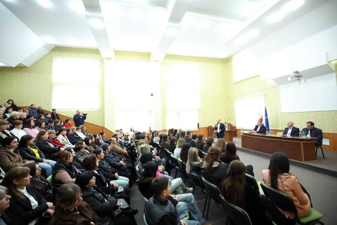 გივი მიქანაძე კახეთის რეგიონში მოსწავლეთა მშობლებს შეხვდა