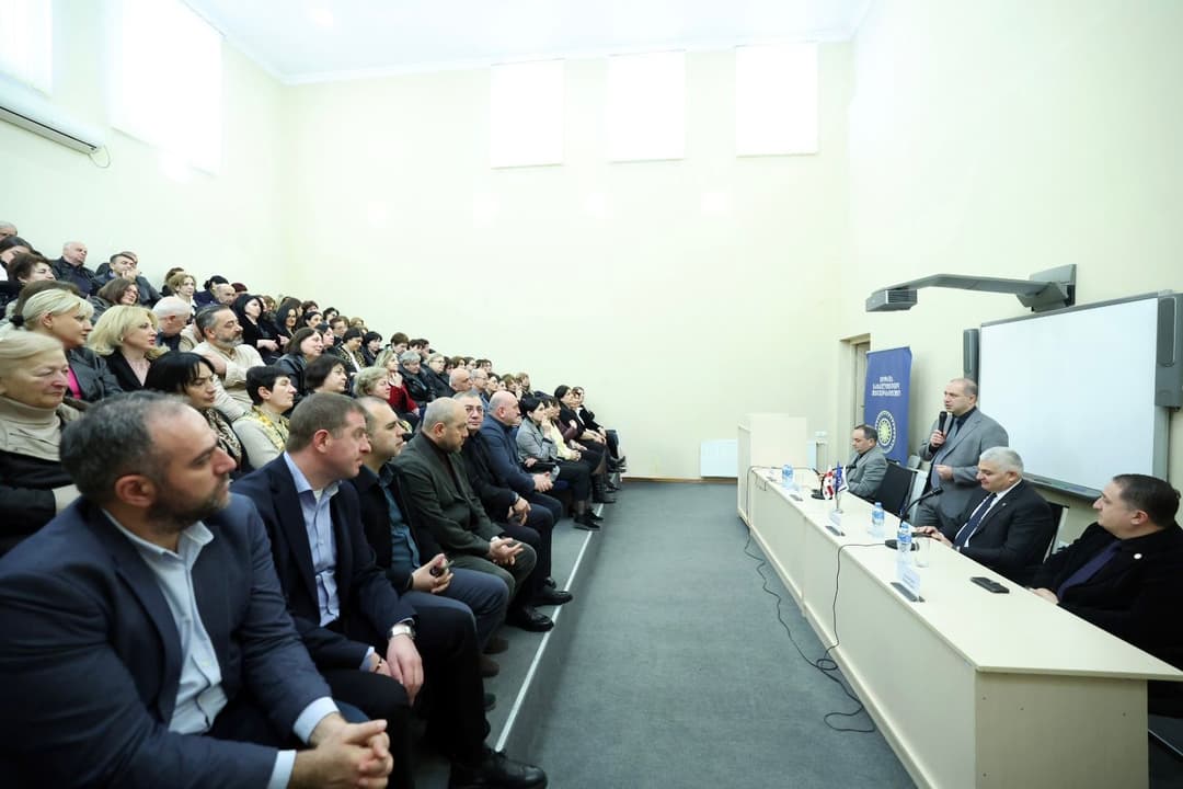 გივი მიქანაძემ გორის სახელმწიფო უნივერსიტეტის აკადემიურ პერსონალთან შეხვედრა გამართა