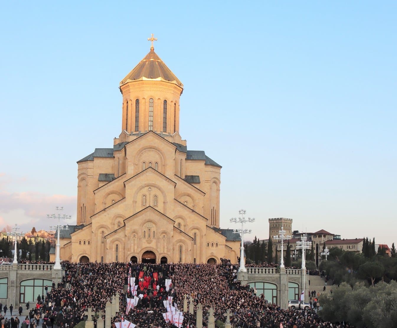 პატრიარქის სიონის ტაძარში დასვენებიდან დაკრძალვამდე ყველა მოქმედ ტაძარში სამგლოვიარო ზარები დაირეკება