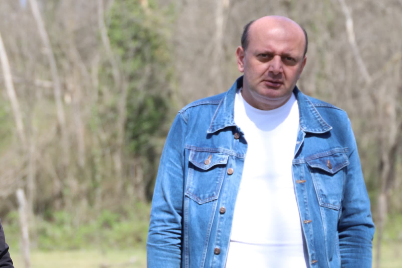 <p style="text-align: justify">თერჯოლის მუნიციპალიტეტის მერმა მანუჩარ რობაქიძემ საკრებულოს თავმჯდომარესთან სოსო ჩაფიჩაძესთან ერთად საგზაო ინფრასტრუქტურის სარეაბილიტაციო სამუშაოები დაათვალიერა.</p><p style="text-align: justify">მუნიციპალიტეტის მერიის ინფორმაციით, სოფელ ღვანკითში მიმდინარეობს ცენტრალური გზის სარეაბილიტაციო სამუშაოების მეორე ეტაპი. პროექტის ფარგლებში არმირებული ბეტონის საფარით რეაბილიტაცია ჩაუტარდება 3,2 კმ გზას. სამუშაოების ხელშეკრულების ღირებულება შეადგენს 887 000 ლარს.</p><p style="text-align: justify">სოფელ ეწერში მიმდინარეობს უკელებების უბანში არსებული გზის სარეაბილიტაციო სამუშაოების მეორე ეტაპი, პროექტის ფარგლებში არმირებული ბეტონის საფარით რეაბილიტაცია ჩაუტარდება 3,5 კმ გზას. სამუშაოების ხელშეკრულების ღირებულება შეადგენს 827 100 ლარს.</p><p style="text-align: justify">ორივე ინფრასტრუქტურული პროექტი გარდამავალია და უახლოეს პერიოდში დასრულდება.</p><p style="text-align: justify">ინფრასტრუქტურული პროექტების მონიტორინგს მერის პირველი მოადგილე ზვიად ბაზაძე ადმინისტრაციულ ერთეულებში სოფლის მაჟორიტარ დეპუტატებთან და მერის წარმომადგენლებთან ერთად ესწრებოდა.</p>