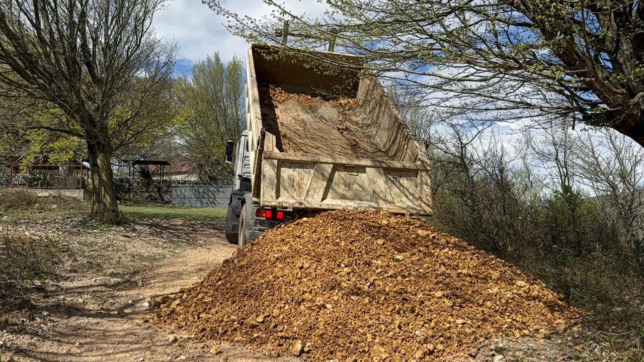 <p style="text-align: justify">თერჯოლის მუნიციპალიტეტში, აღდგომის დღესასწაულთან დაკავშირებით, სასაფლაოების მიმდებარე ტერიტორიების და მისასვლელი გზების მოწესრიგება მიმდინარეობს.</p><p style="text-align: justify">პრესსამსახურის ინფორმაციით, მუნიციპალიტეტის მასშტაბით, ყველა სასაფლაოსთან მისასვლელი გზა გაიწმინდება და მოიხრეშება, რათა მოსახლეობამ თავისუფლად და უსაფრთხოდ შეძლოს გადაადგილება.</p><p style="text-align: justify">სამუშაოები მუნიციპალიტეტის მერიისა და ა (ა) იპ დასუფთავებისა და კეთილმოწყობის მუნიციპალური ცენტრის ორგანიზებით მიმდინარეობს.</p>