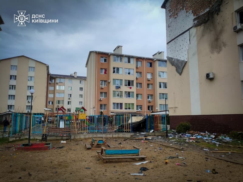 <p style="text-align: justify">3 აპრილს რუსეთმა უკრაინაზე მასშტაბური, კომბინირებული საარტილერიო შეტევა განახორციელა, რომელშიც 500-ზე მეტი დრონი და ფრთოსანი რაკეტა გამოიყენა. დარტყმის ქვეშ აღმოჩნდა - საცხოვრებელი შენობები, სავაჭრო ცენტრები და ვეტერინარული კლინიკაც კი. არიან დაღუპულები და დაშავებულები.</p><p style="text-align: justify">რუსებმა სულ 37 რაკეტა და 542 დრონი გაუშვეს. საჰაერო თავდაცვის სისტემებმა ჩამოაგდო 25 რაკეტა და 515 დრონი.</p><p style="text-align: justify">კიევის ოლქში საჰაერო დარტყმა განხორციელდა მაღალსართულიან შენობაზე და ვეტერინარულ კლინიკაზე (მოკლულია 20 ცხოველი). ერთი ადამიანი დაიღუპა და რვა დაშავდა.</p><p style="text-align: justify">ხარკოვზე ორი დღის განმავლობაში 37 დარტყმა განხორციელდა. დაზიანდა 25 მაღალსართულიანი შენობა და ეკლესია, დაშავებულია ხუთი ადამიანი.</p><p style="text-align: justify">ჟიტომირის ოლქი: ერთი ადამიანი დაიღუპა, ოთხი დაჭრილი ნანგრევებიდან გამოიყვანეს. დაზიანდა 15 სახლი.</p><p style="text-align: justify">სუმი: დაბომბეს ქალაქის ცენტრში მდებარე სავაჭრო ცენტრი, დაშავდა ოთხი ადამიანი, მათ შორის მიკროავტობუსის მძღოლი.</p><p style="text-align: justify">პოლტავა: დაზიანდა მრავალსართულიანი შენობა და ავტოფარეხი. ერთი ადამიანი დაშავდა.</p><p style="text-align: justify">დაბომბვის გამო ელექტროენერგიის გათიშვა და ქსელის ახალი დაზიანება დაფიქსირდა სუმის, ხარკოვის, ჩერნიგოვის, დონეცკის, დნეპროპეტროვსკის და ზაპოროჟიეს რეგიონებში.</p><p style="text-align: justify">რუსული დრონების თავდასხმა უკრაინაზე 3 აპრილის ღამე დაიწყო და დღეს შუადღემდე გაგრძელდა.</p>