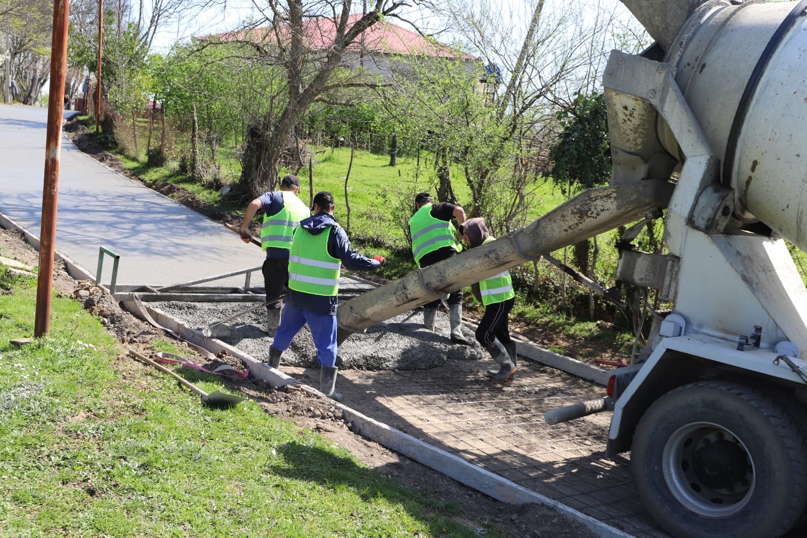 <p style="text-align: justify">თერჯოლის მუნიციპალიტეტის მერმა მანუჩარ რობაქიძემ საკრებულოს თავმჯდომარესთან სოსო ჩაფიჩაძესთან ერთად საგზაო ინფრასტრუქტურის სარეაბილიტაციო სამუშაოები დაათვალიერა.</p><p style="text-align: justify">მუნიციპალიტეტის მერიის ინფორმაციით, სოფელ ღვანკითში მიმდინარეობს ცენტრალური გზის სარეაბილიტაციო სამუშაოების მეორე ეტაპი. პროექტის ფარგლებში არმირებული ბეტონის საფარით რეაბილიტაცია ჩაუტარდება 3,2 კმ გზას. სამუშაოების ხელშეკრულების ღირებულება შეადგენს 887 000 ლარს.</p><p style="text-align: justify">სოფელ ეწერში მიმდინარეობს უკელებების უბანში არსებული გზის სარეაბილიტაციო სამუშაოების მეორე ეტაპი, პროექტის ფარგლებში არმირებული ბეტონის საფარით რეაბილიტაცია ჩაუტარდება 3,5 კმ გზას. სამუშაოების ხელშეკრულების ღირებულება შეადგენს 827 100 ლარს.</p><p style="text-align: justify">ორივე ინფრასტრუქტურული პროექტი გარდამავალია და უახლოეს პერიოდში დასრულდება.</p><p style="text-align: justify">ინფრასტრუქტურული პროექტების მონიტორინგს მერის პირველი მოადგილე ზვიად ბაზაძე ადმინისტრაციულ ერთეულებში სოფლის მაჟორიტარ დეპუტატებთან და მერის წარმომადგენლებთან ერთად ესწრებოდა.</p>